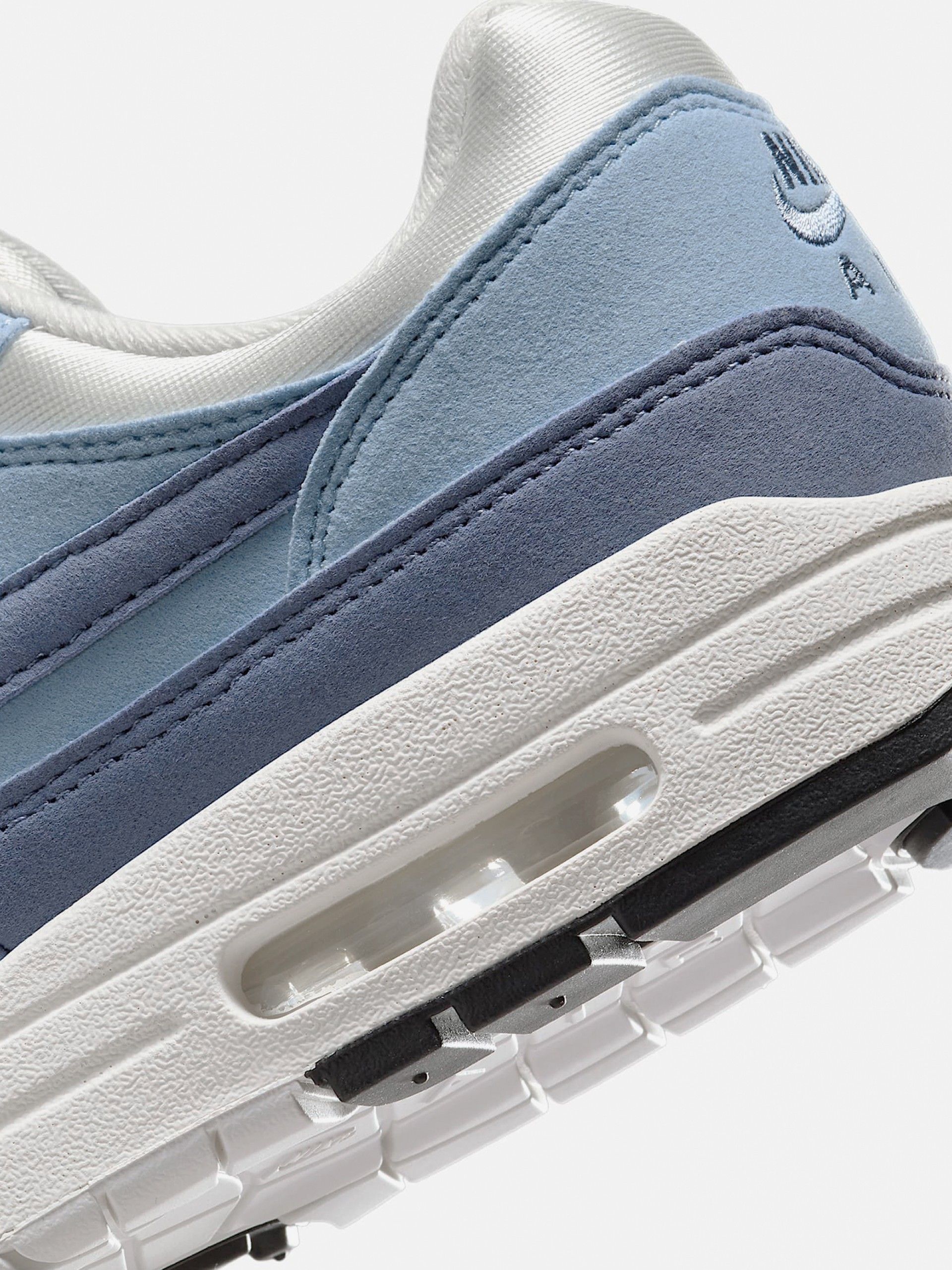 Sapatilhas Nike Air Max 1 Premium Azuis e Brancas Para Mulher