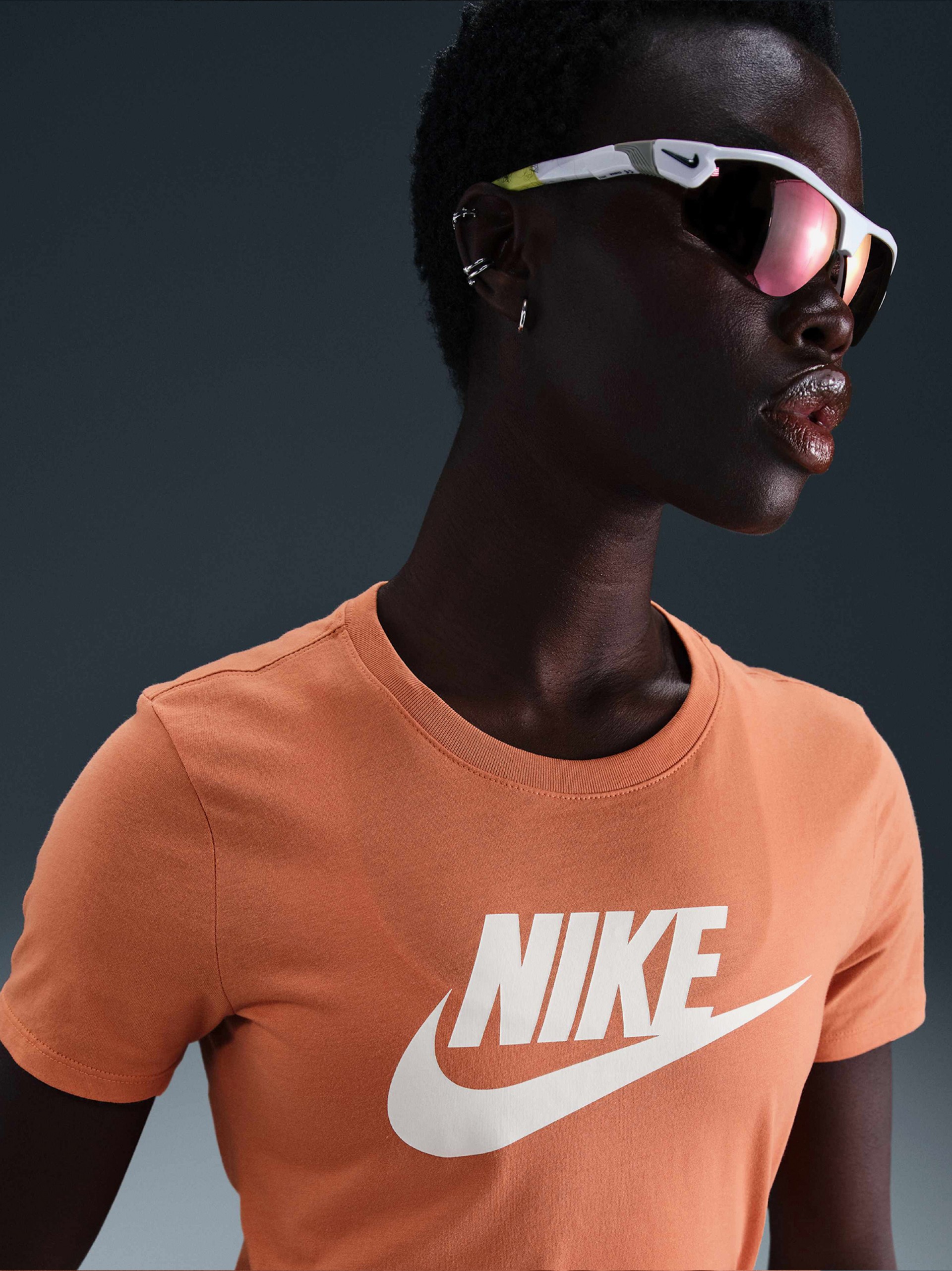 Camiseta Nike Sportswear Essentials Logo Naranja Para Mujer