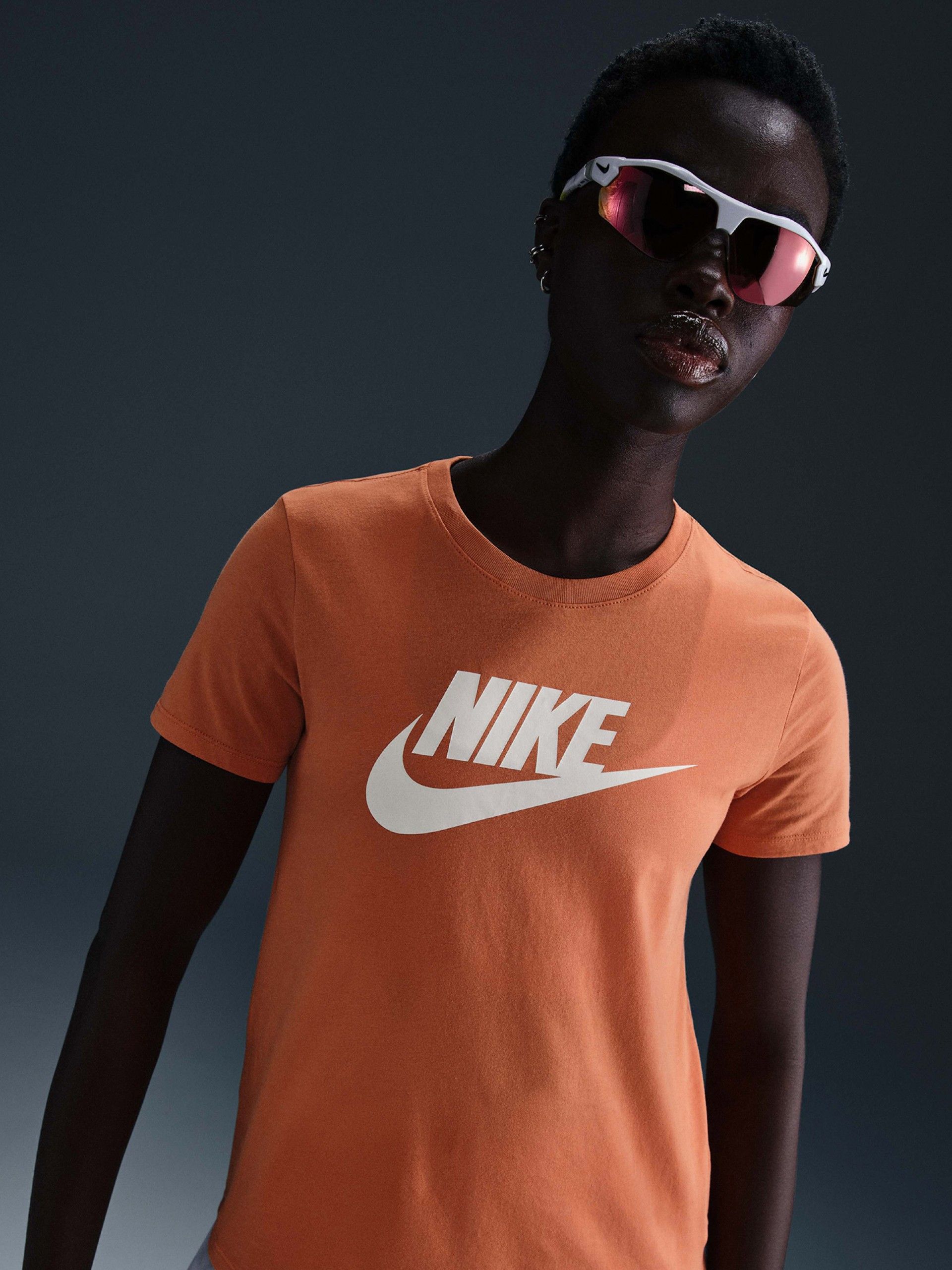Camiseta Nike Sportswear Essentials Logo Naranja Para Mujer