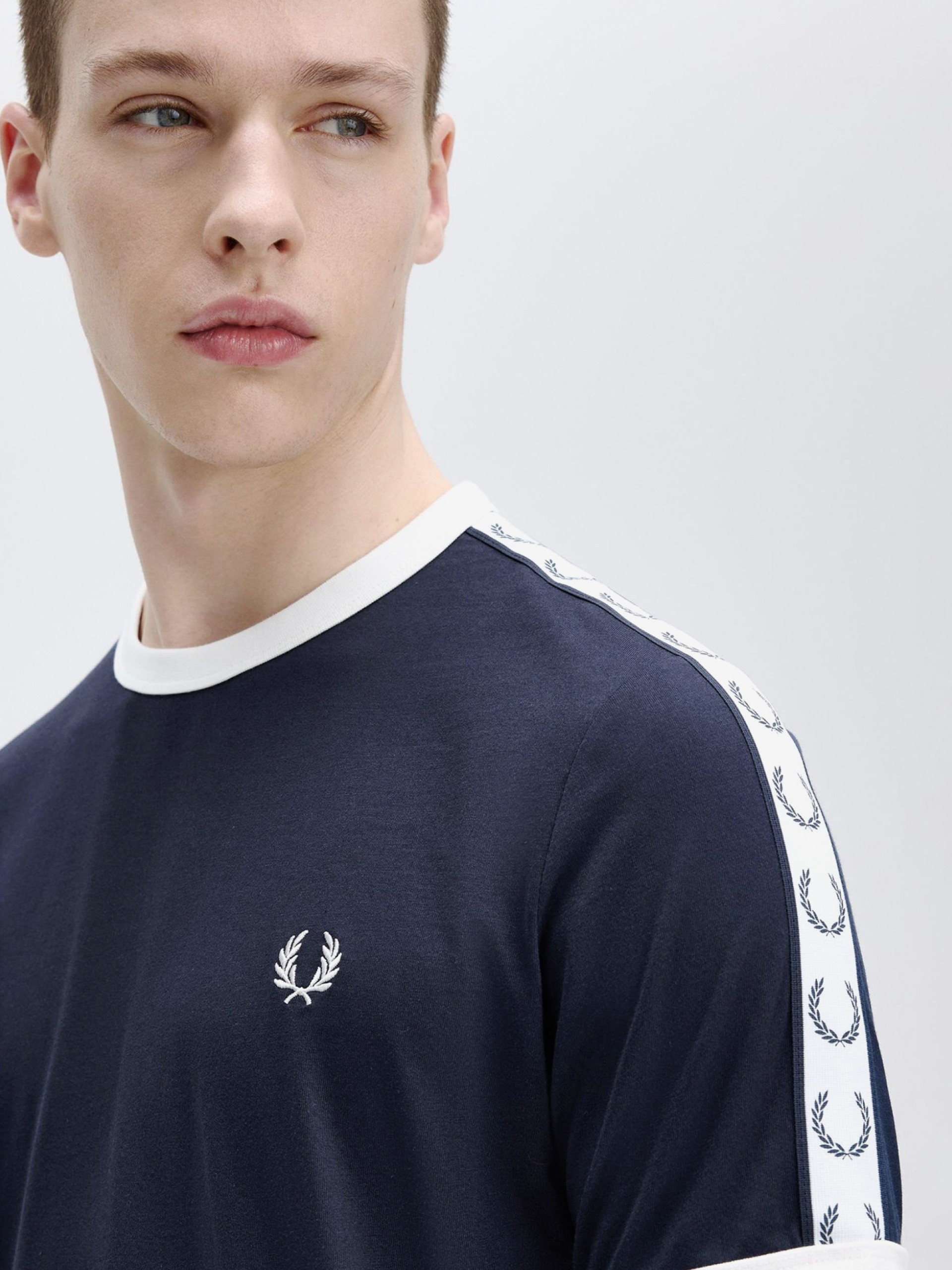 T-shirt Fred Perry Taped Ringer Azul e Branca