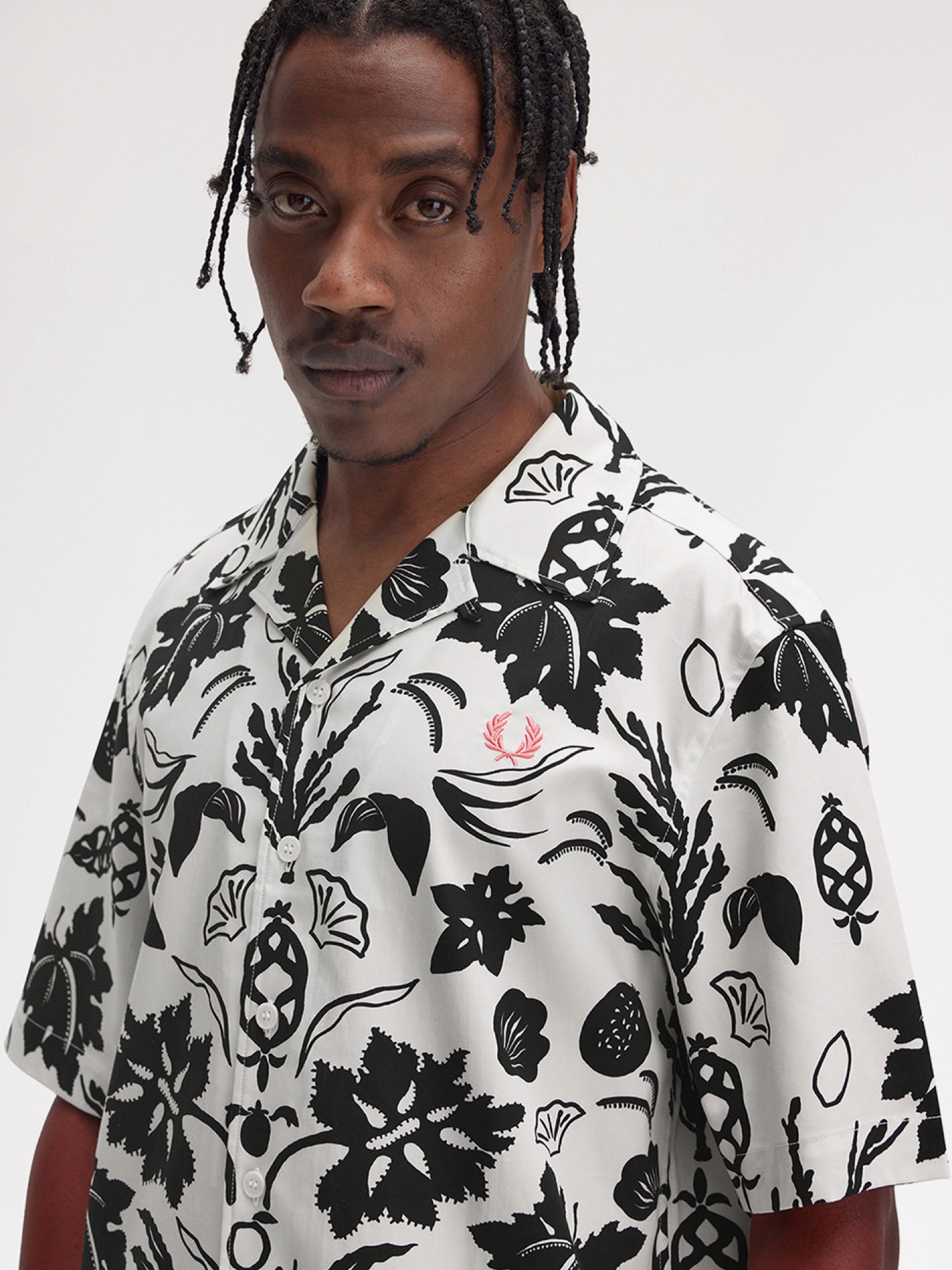 Camisa Fred Perry Botanical Print Revere Collar Branca e Preta