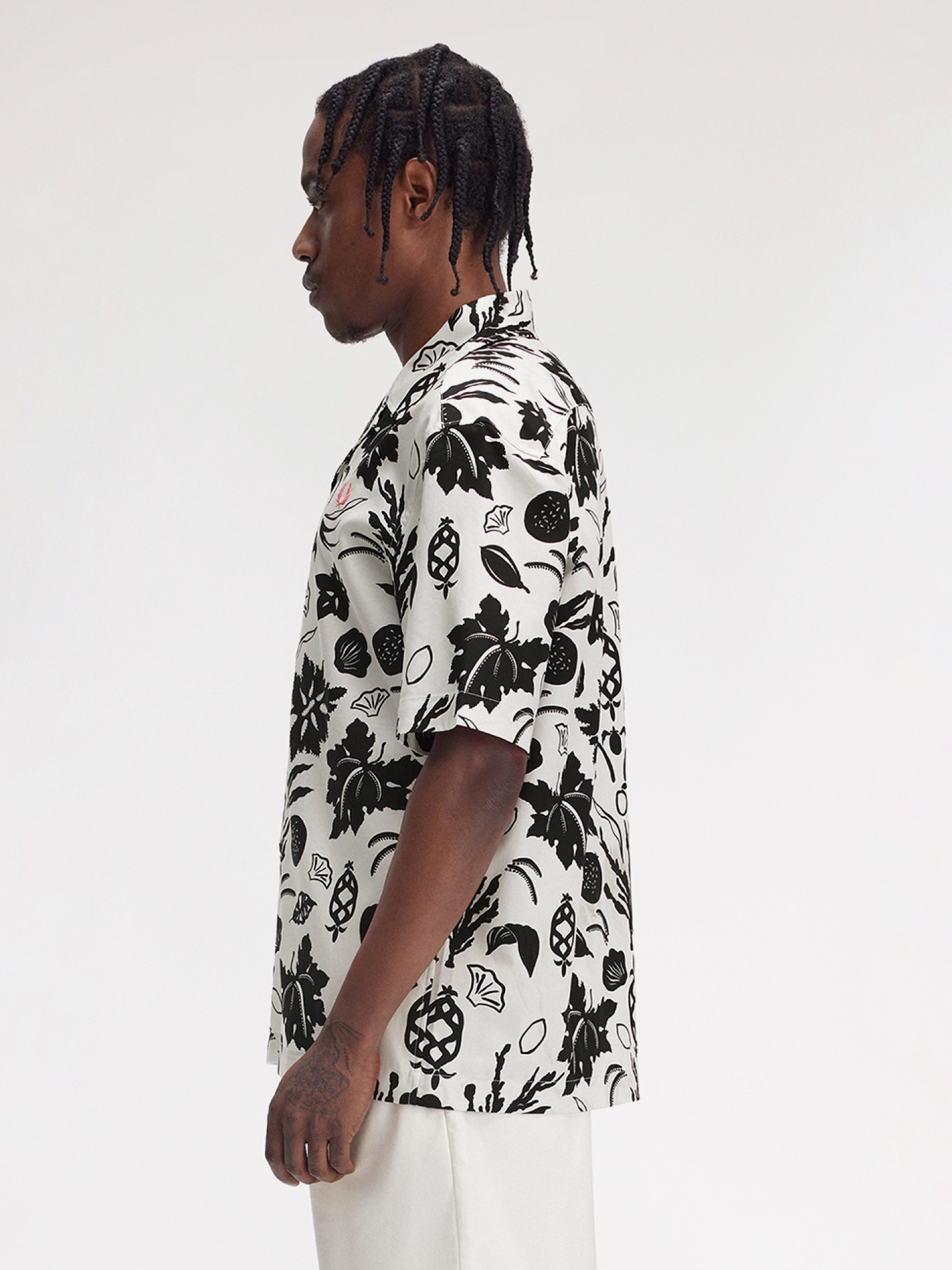 Camisa Fred Perry Botanical Print Revere Collar Branca e Preta