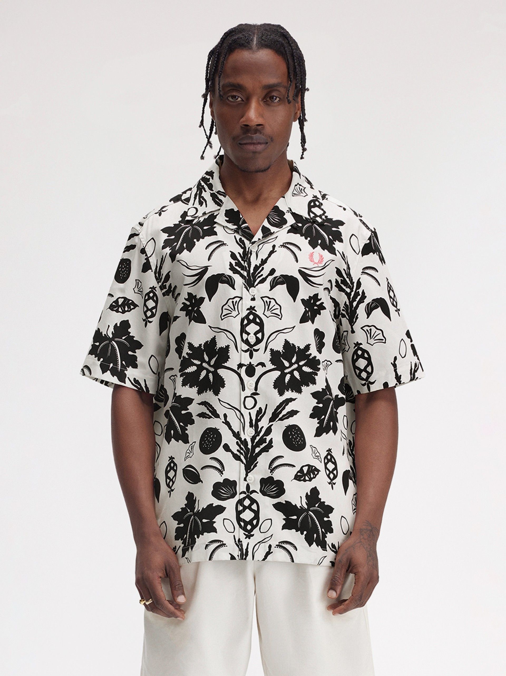 Camisa Fred Perry Botanical Print Revere Collar Branca e Preta