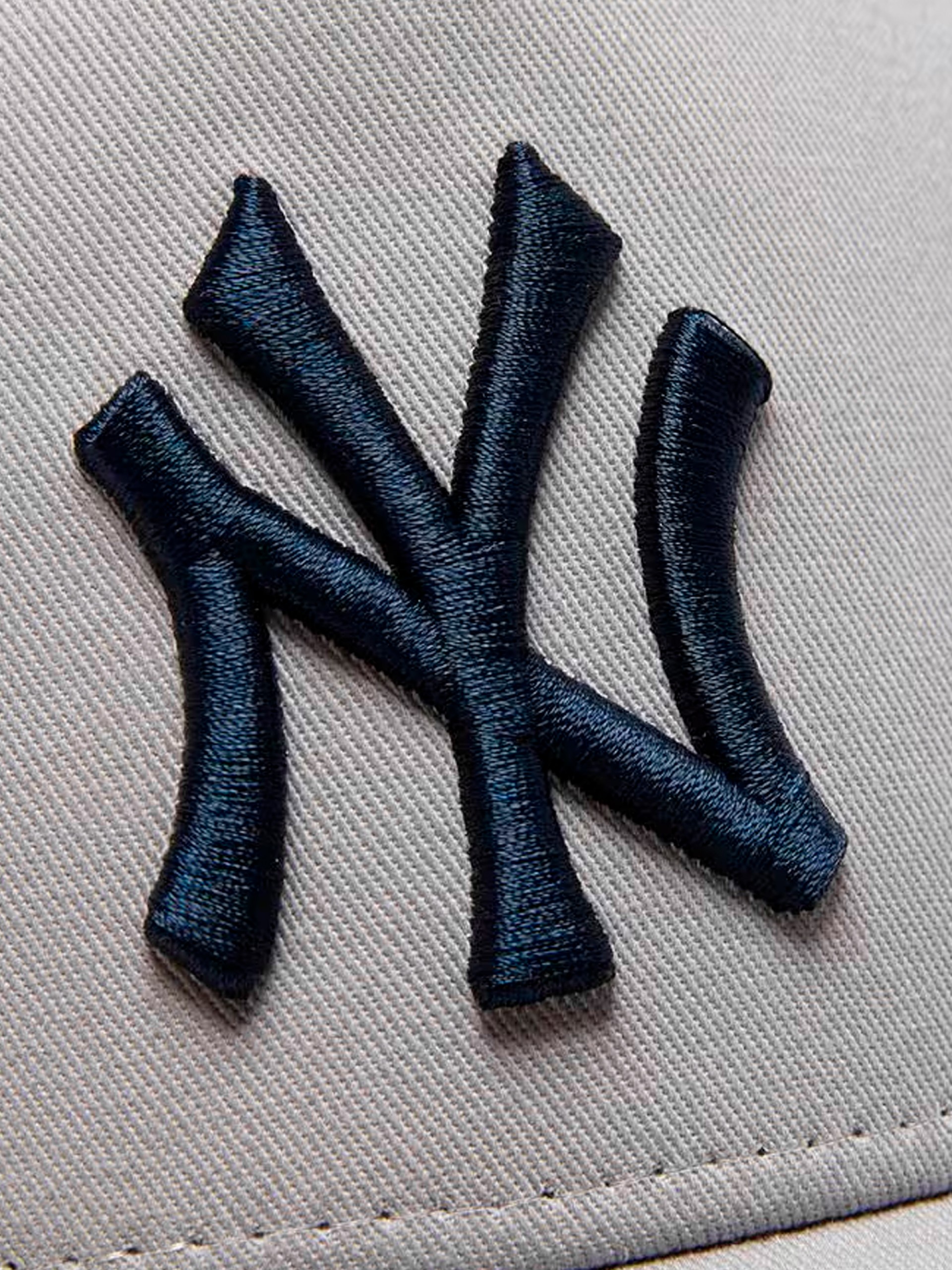 Gorra New Era New York Yankees Side Patch Trucker Gris y Blanca