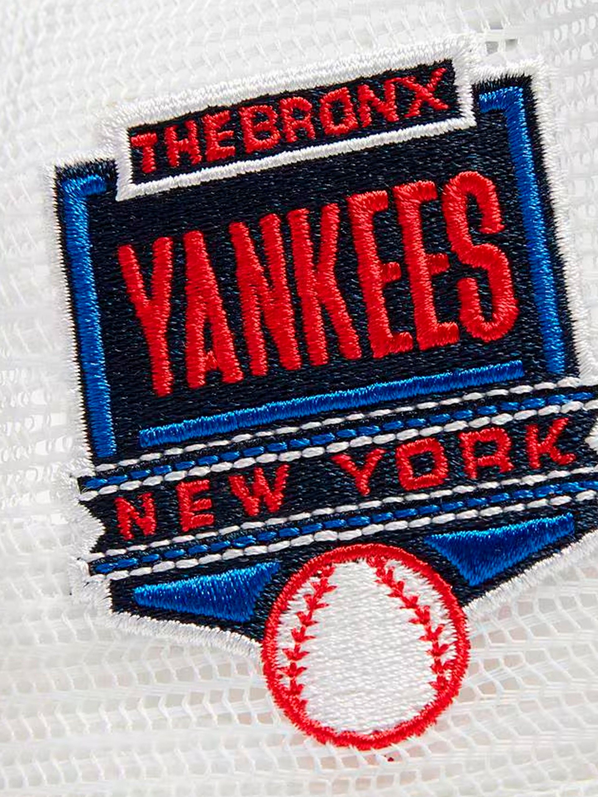 Gorra New Era New York Yankees Side Patch Trucker Gris y Blanca