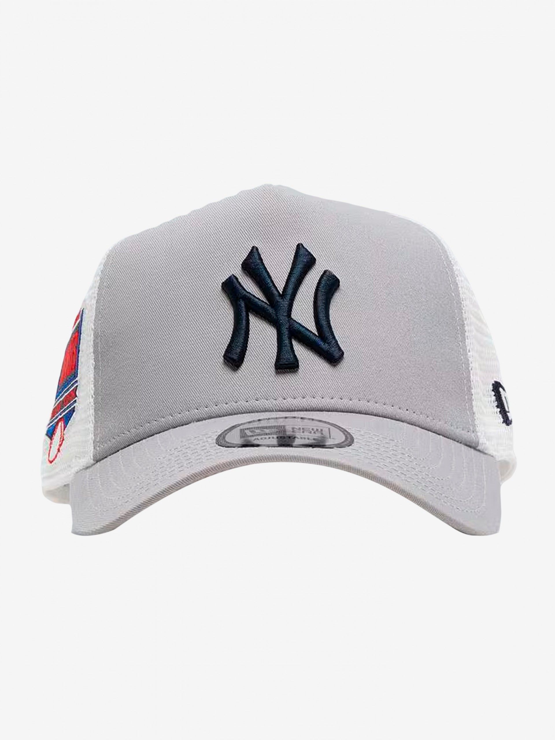 Gorra New Era New York Yankees Side Patch Trucker Gris y Blanca