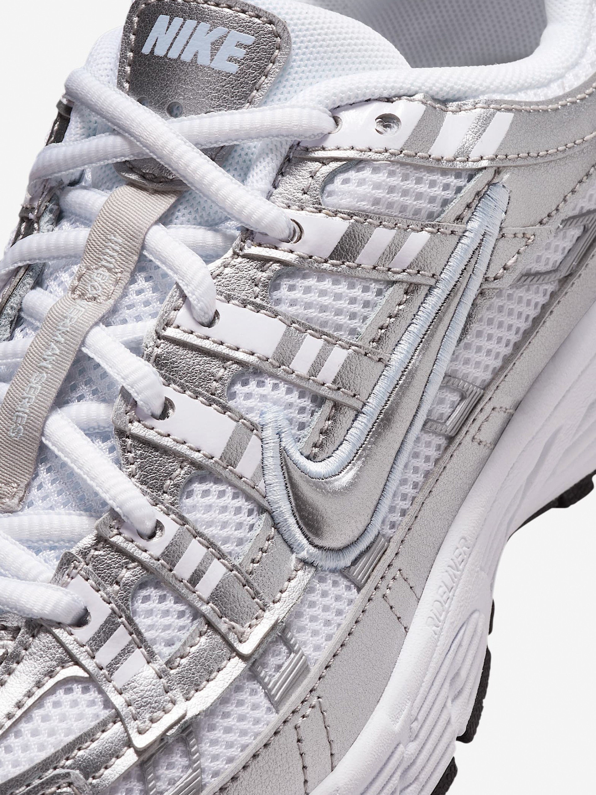 Zapatillas Nike P-6000 Blancas y Plateadas Júnior