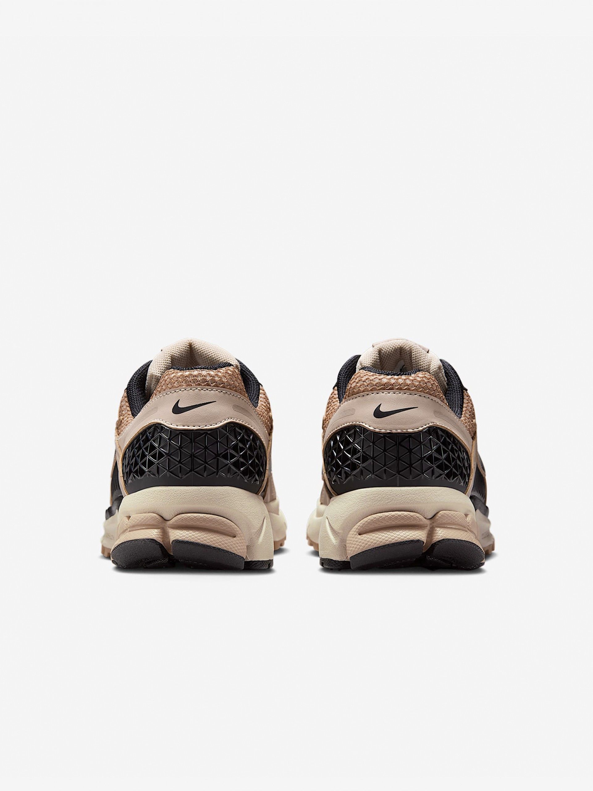 Zapatillas Nike Zoom Vomero 5 Beige y Negras Para Mujer