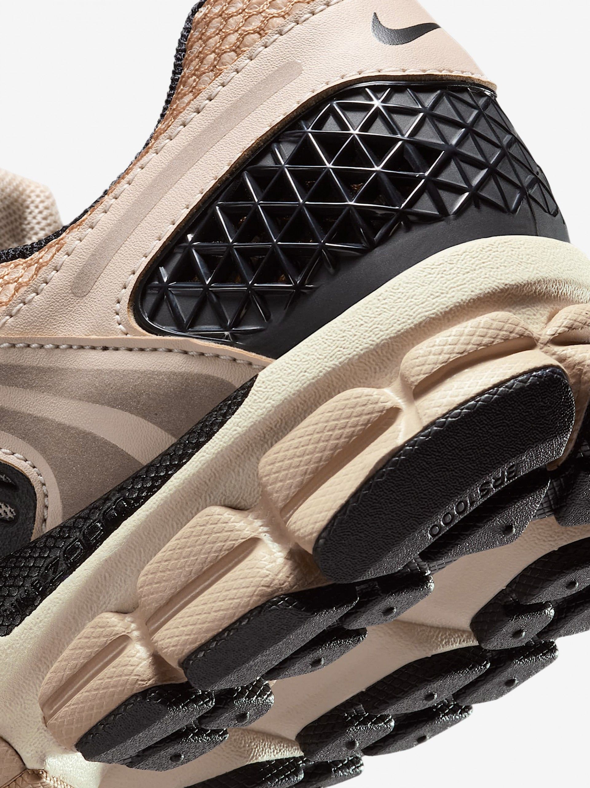Zapatillas Nike Zoom Vomero 5 Beige y Negras Para Mujer