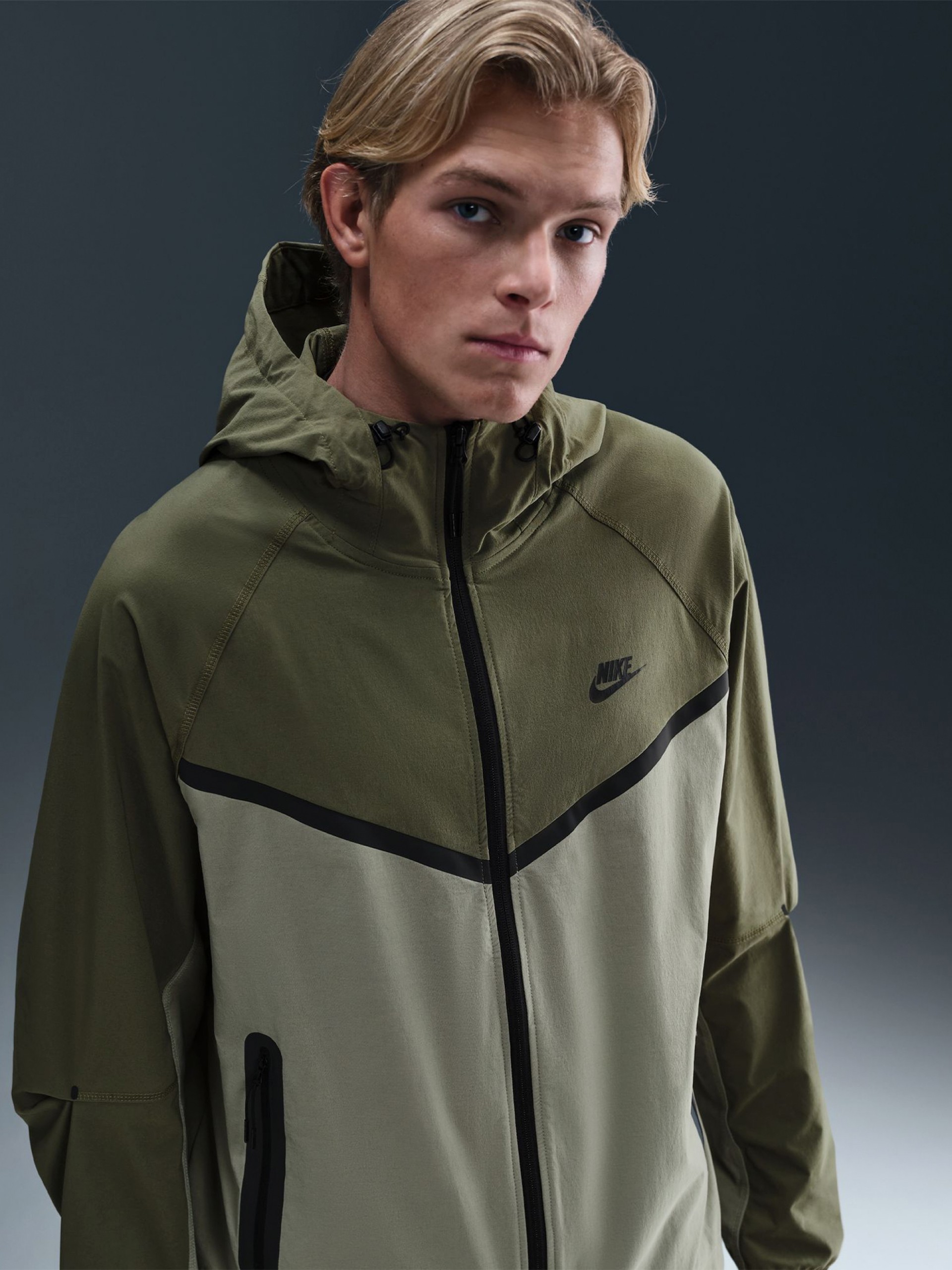 Chaqueta Cortavientos con Capucha Nike Tech Woven Verde Para Hombre