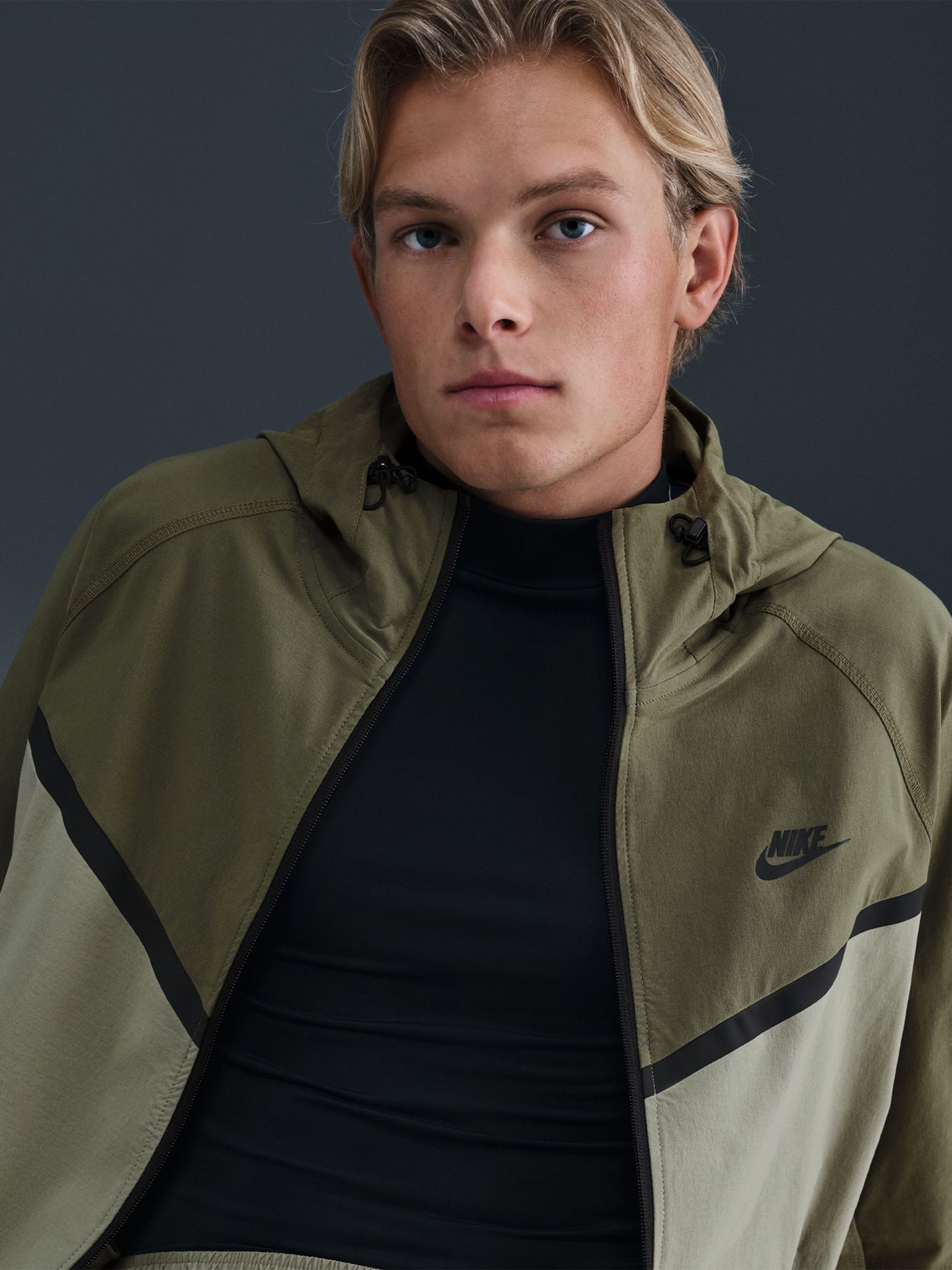 Chaqueta Cortavientos con Capucha Nike Tech Woven Verde Para Hombre