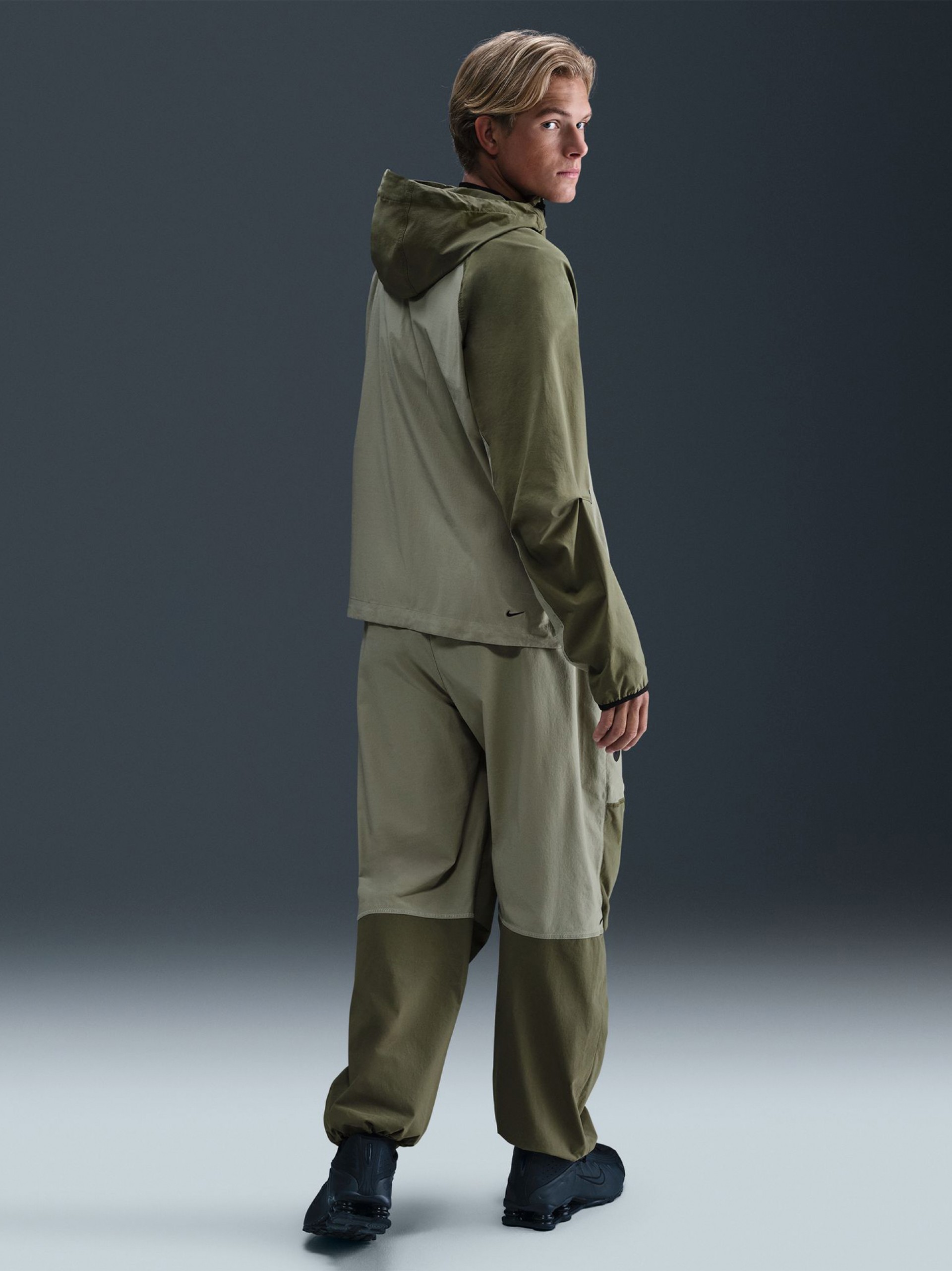 Chaqueta Cortavientos con Capucha Nike Tech Woven Verde Para Hombre