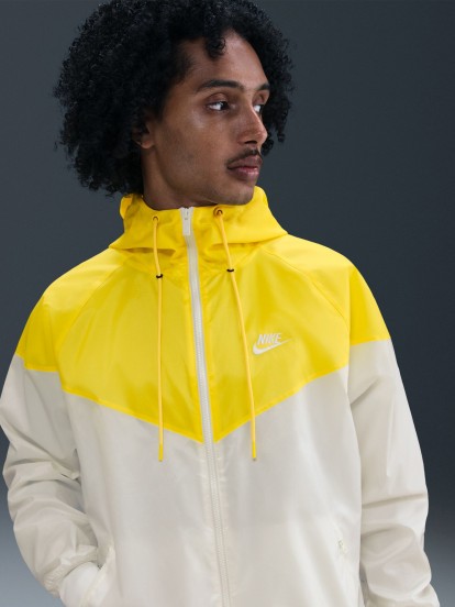 Chaqueta Cortavientos con Capucha Nike Heritage Sportswear Windrunner Blanca y Amarilla Para Hombre