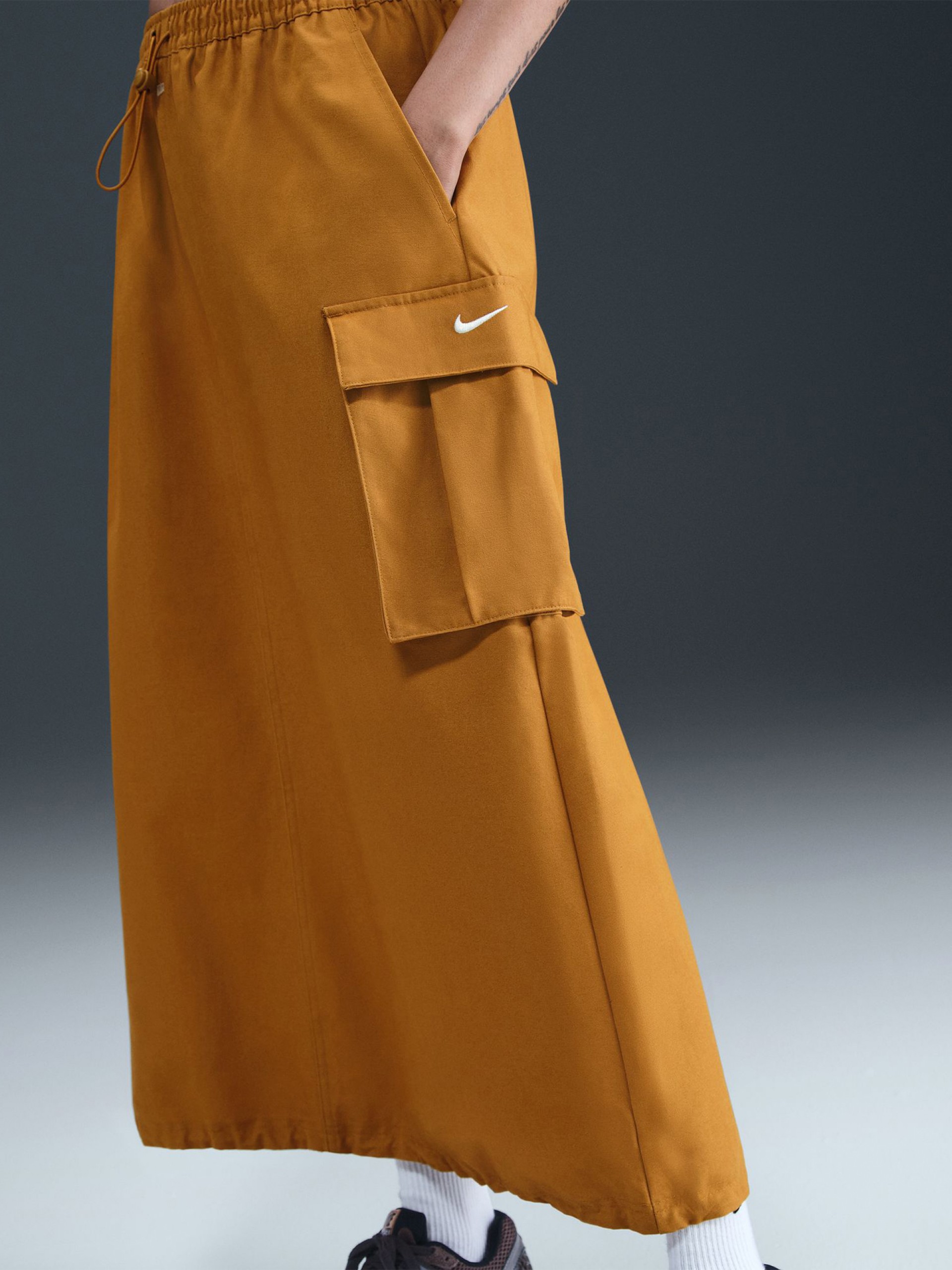Saia Midi Nike Sportswear Loose Cargo Camel Para Mulher