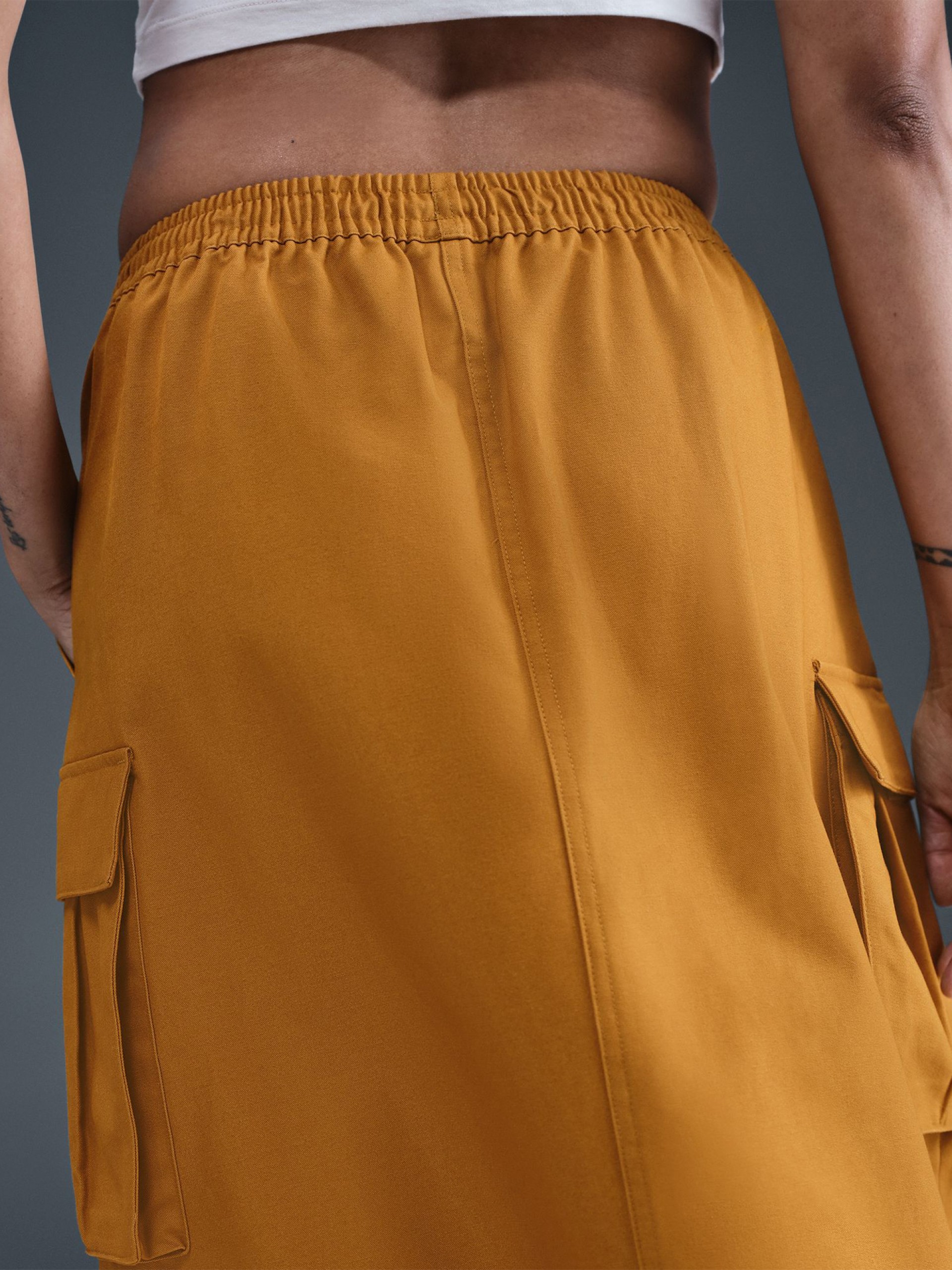 Saia Midi Nike Sportswear Loose Cargo Camel Para Mulher