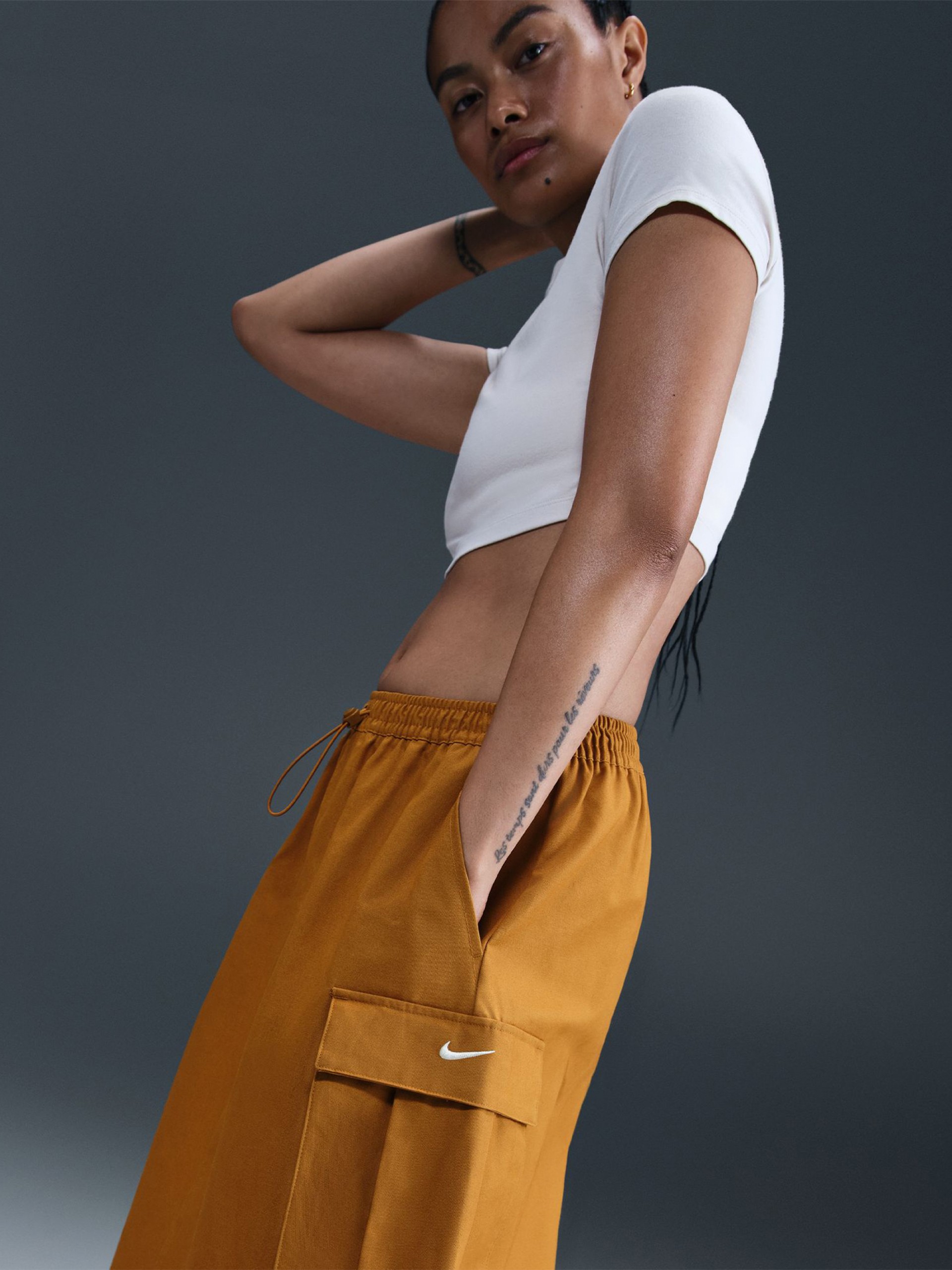 Saia Midi Nike Sportswear Loose Cargo Camel Para Mulher