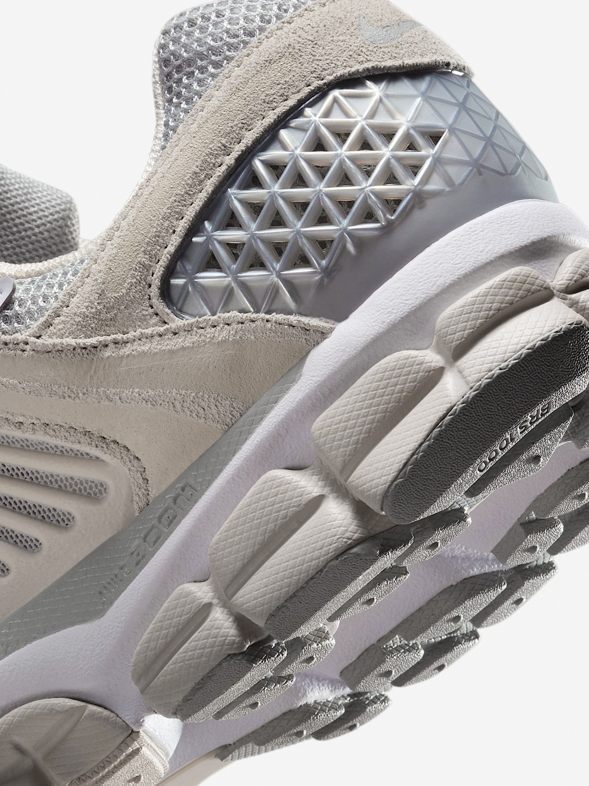 Zapatillas Nike Zoom Vomero 5 Grises y Beige Para Hombre