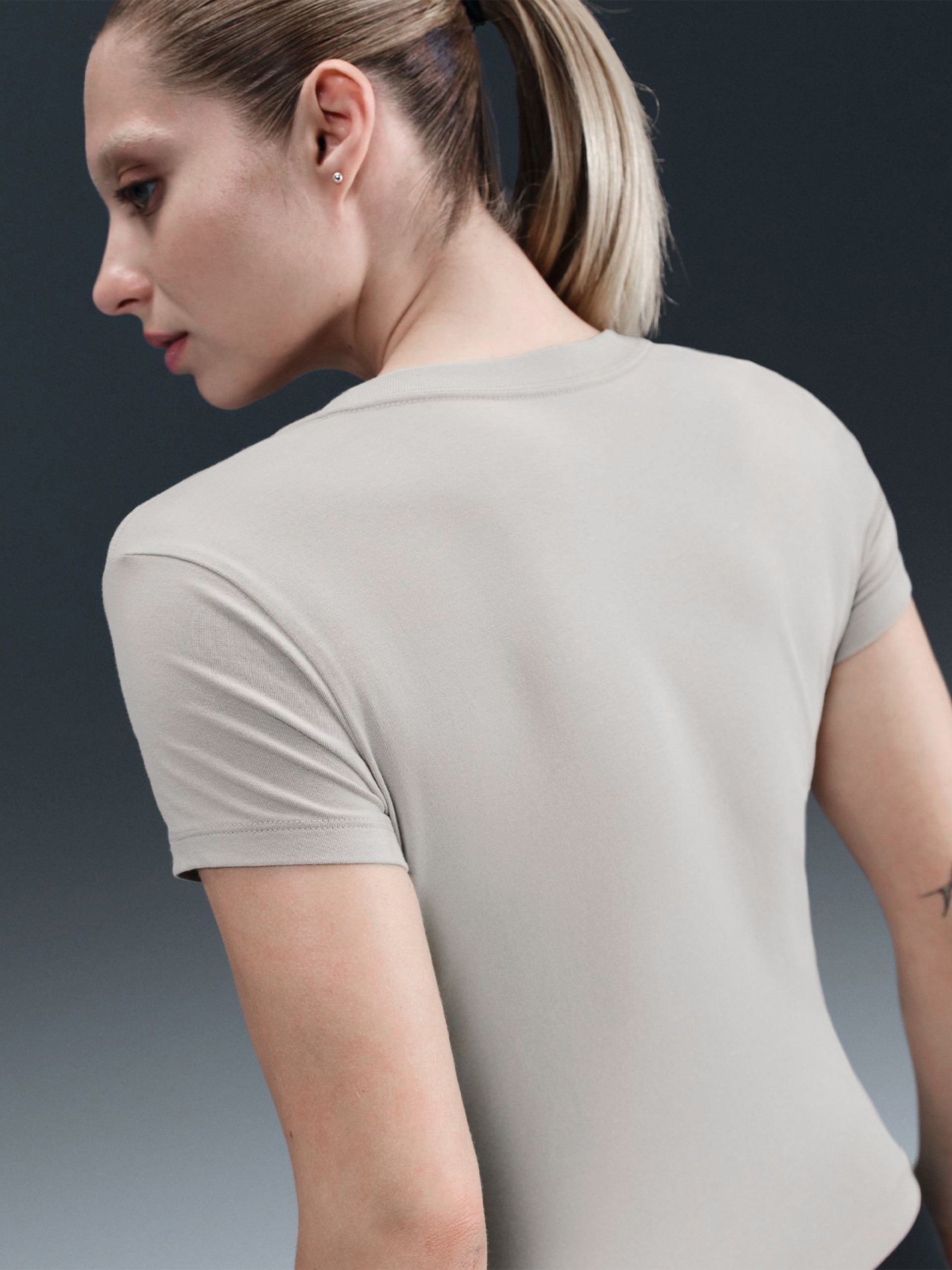 Camiseta Nike Sportswear Chill Knit Gris Para Mujer