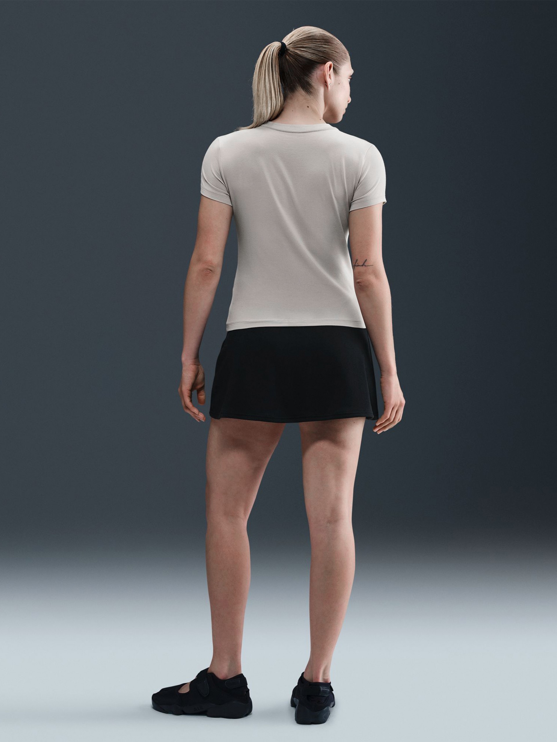 Camiseta Nike Sportswear Chill Knit Gris Para Mujer