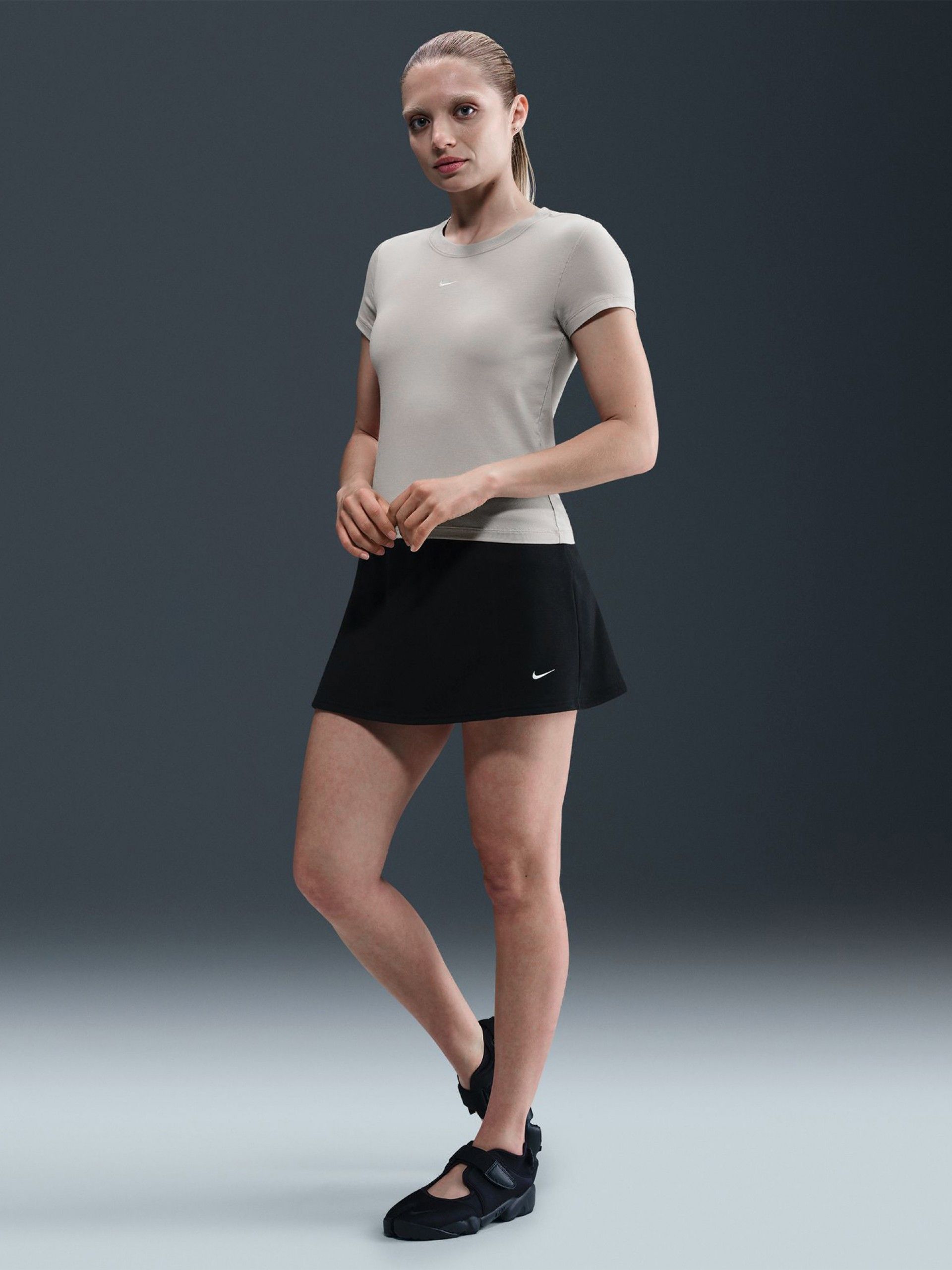 Camiseta Nike Sportswear Chill Knit Gris Para Mujer