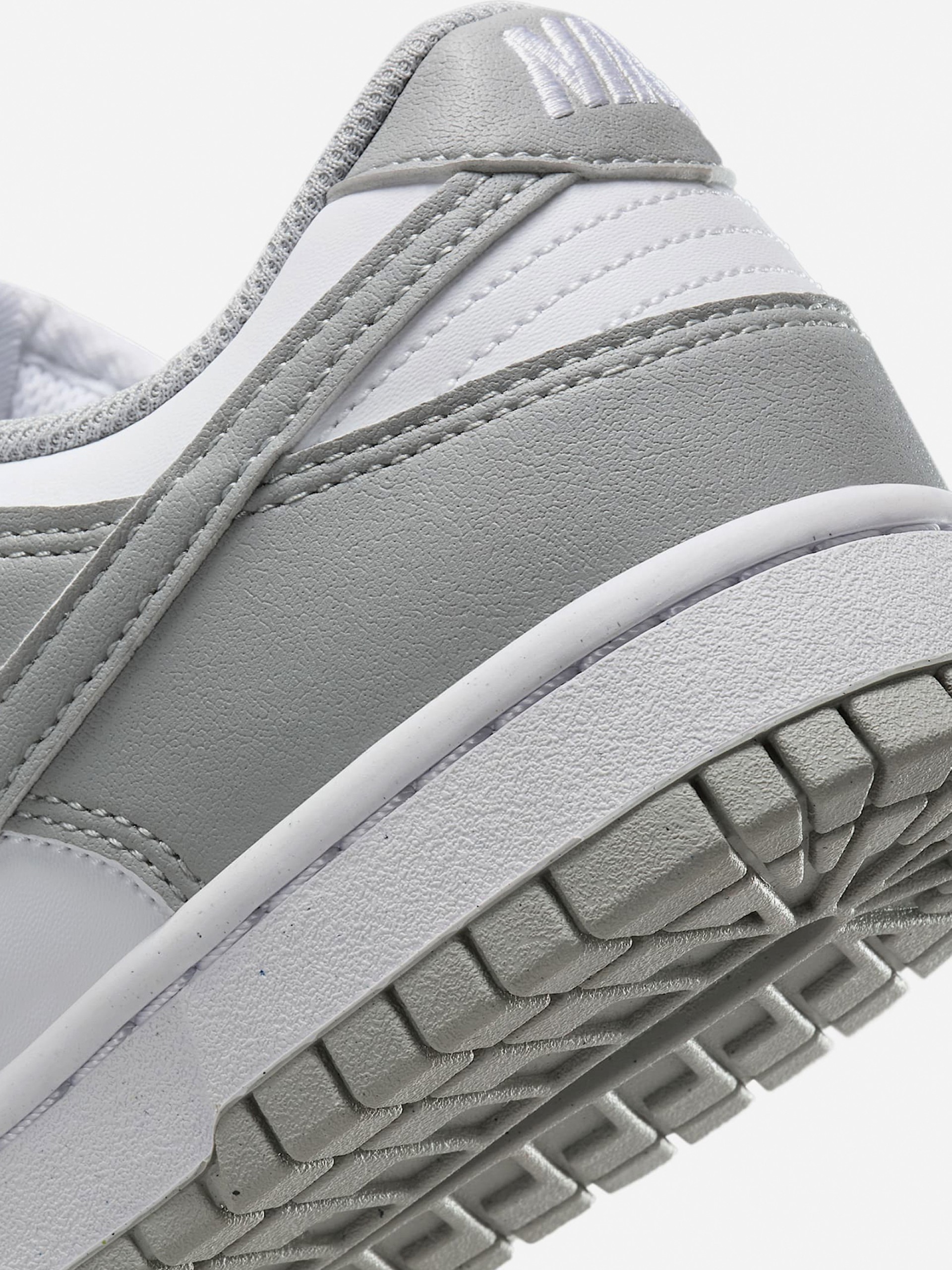 Zapatillas Nike Dunk Low Next Nature Grises y Blancas Para Mujer