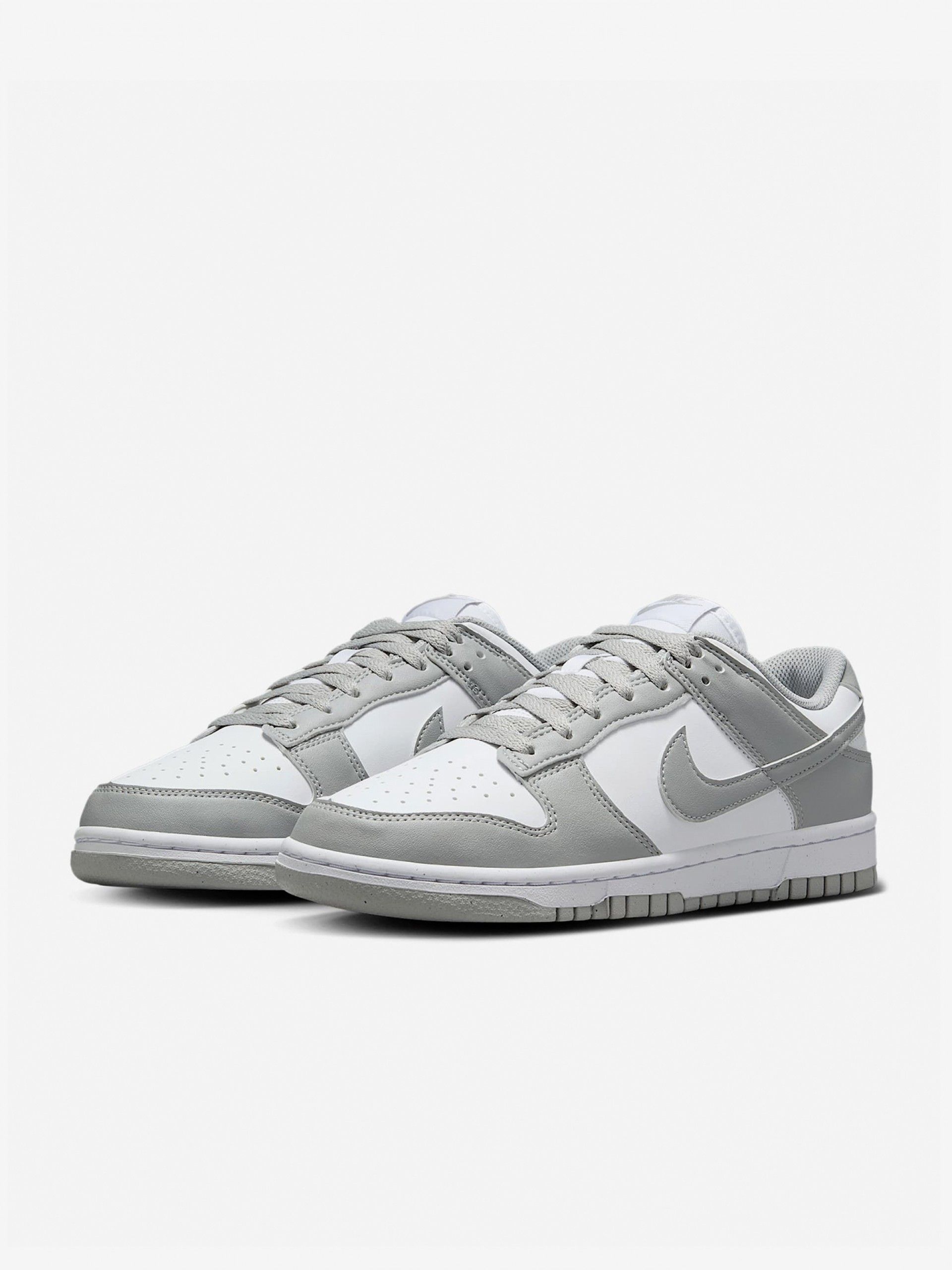 Zapatillas Nike Dunk Low Next Nature Grises y Blancas Para Mujer