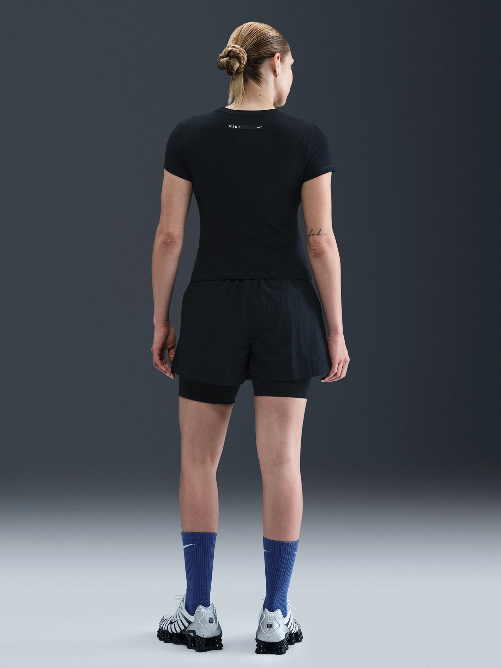 T-shirt Nike Sportswear Crop Preta Para Mulher