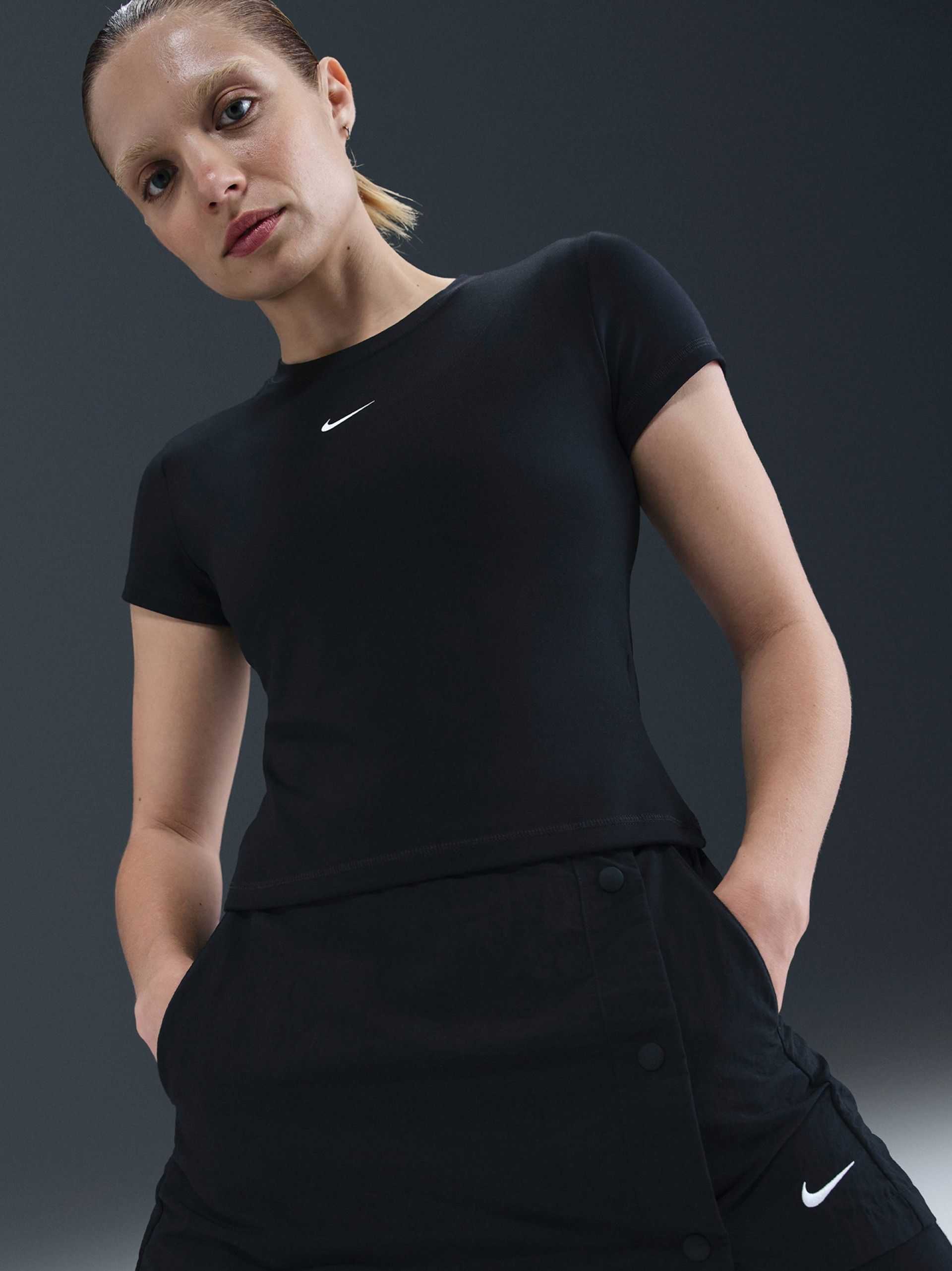 T-shirt Nike Sportswear Crop Preta Para Mulher