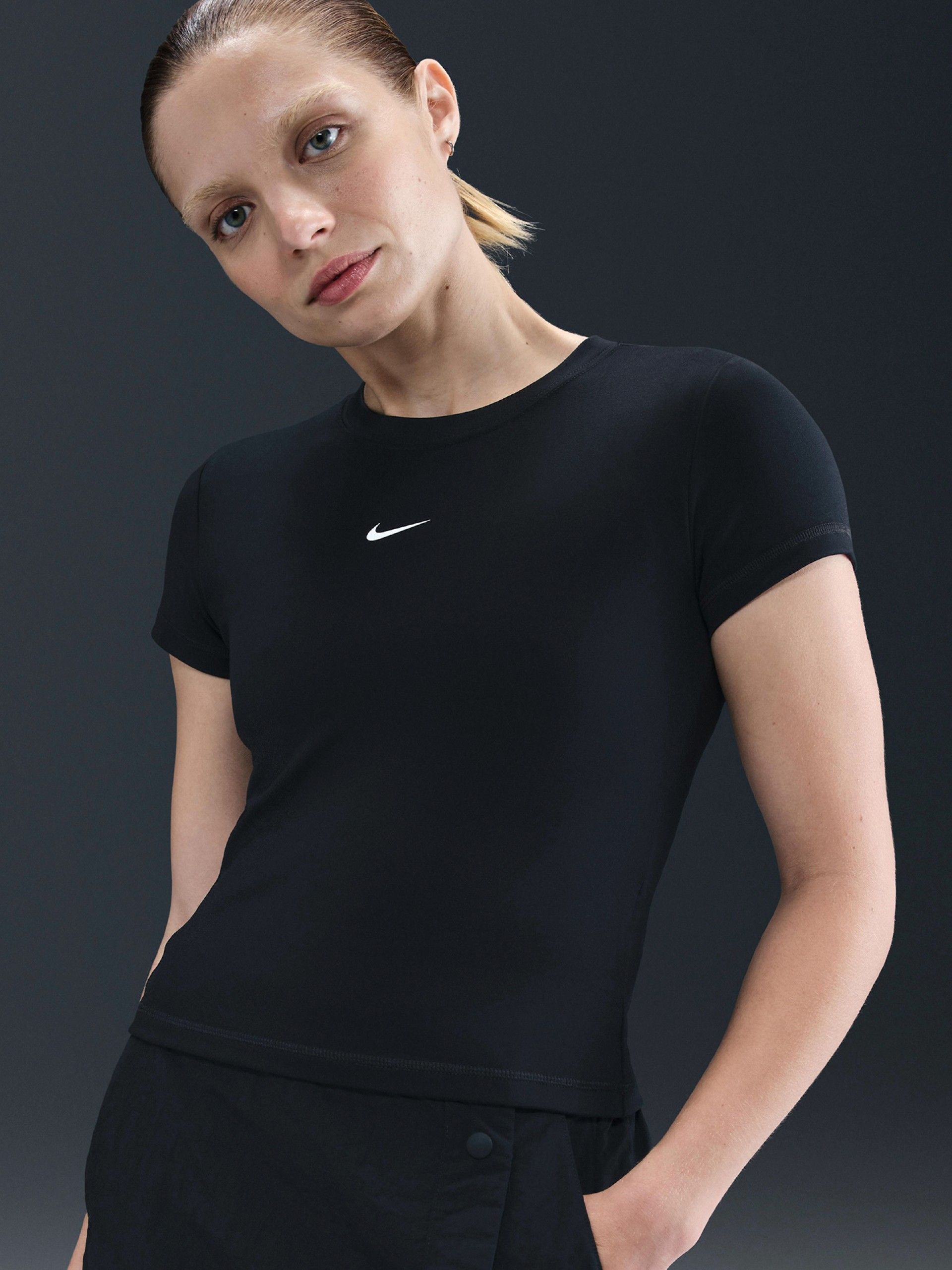 T-shirt Nike Sportswear Crop Preta Para Mulher