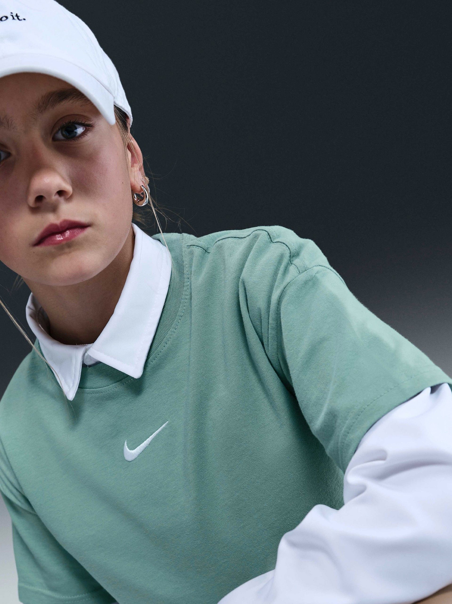 Camiseta Nike Sportswear Essential Júnior Verde