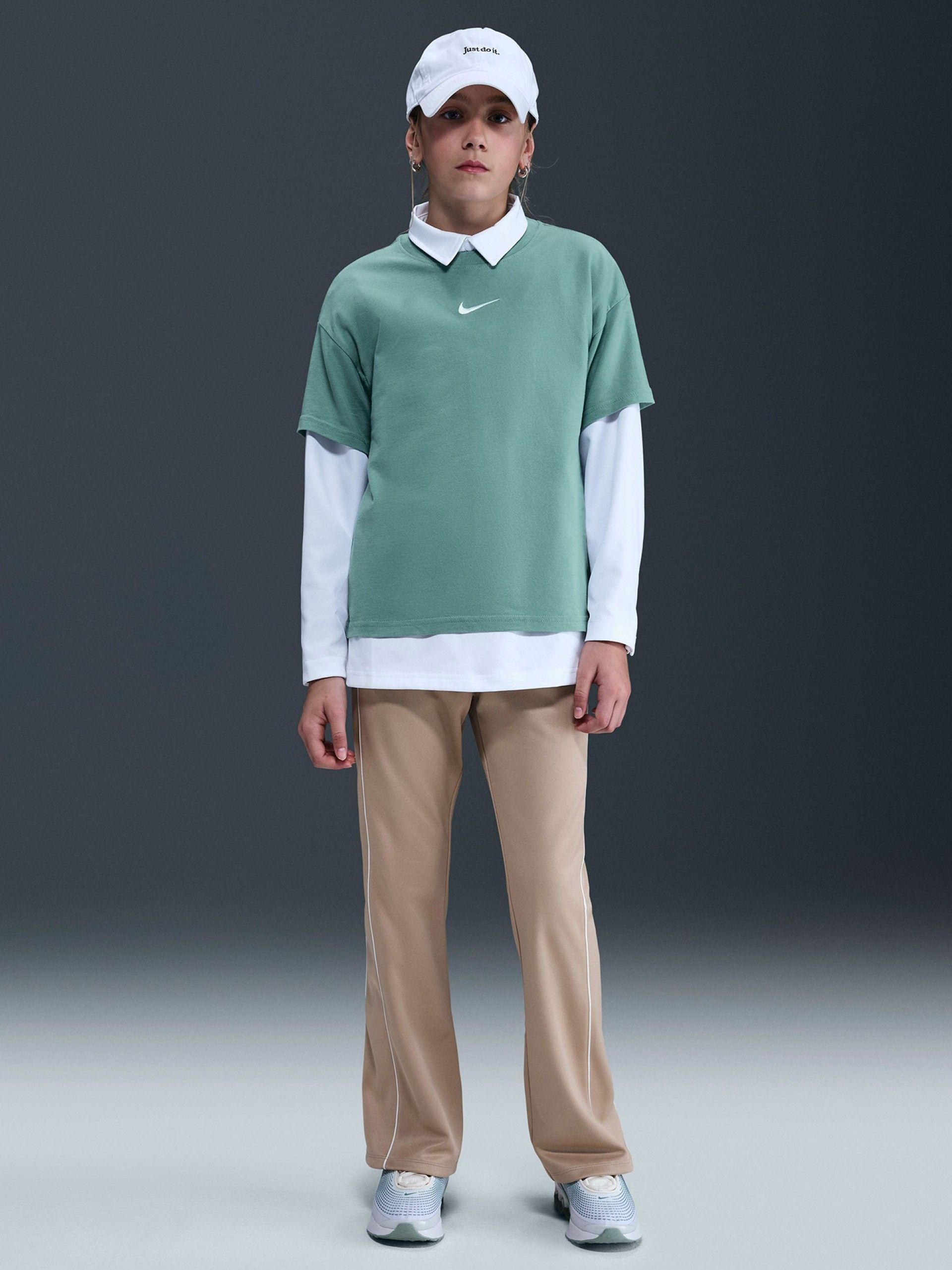 Camiseta Nike Sportswear Essential Júnior Verde