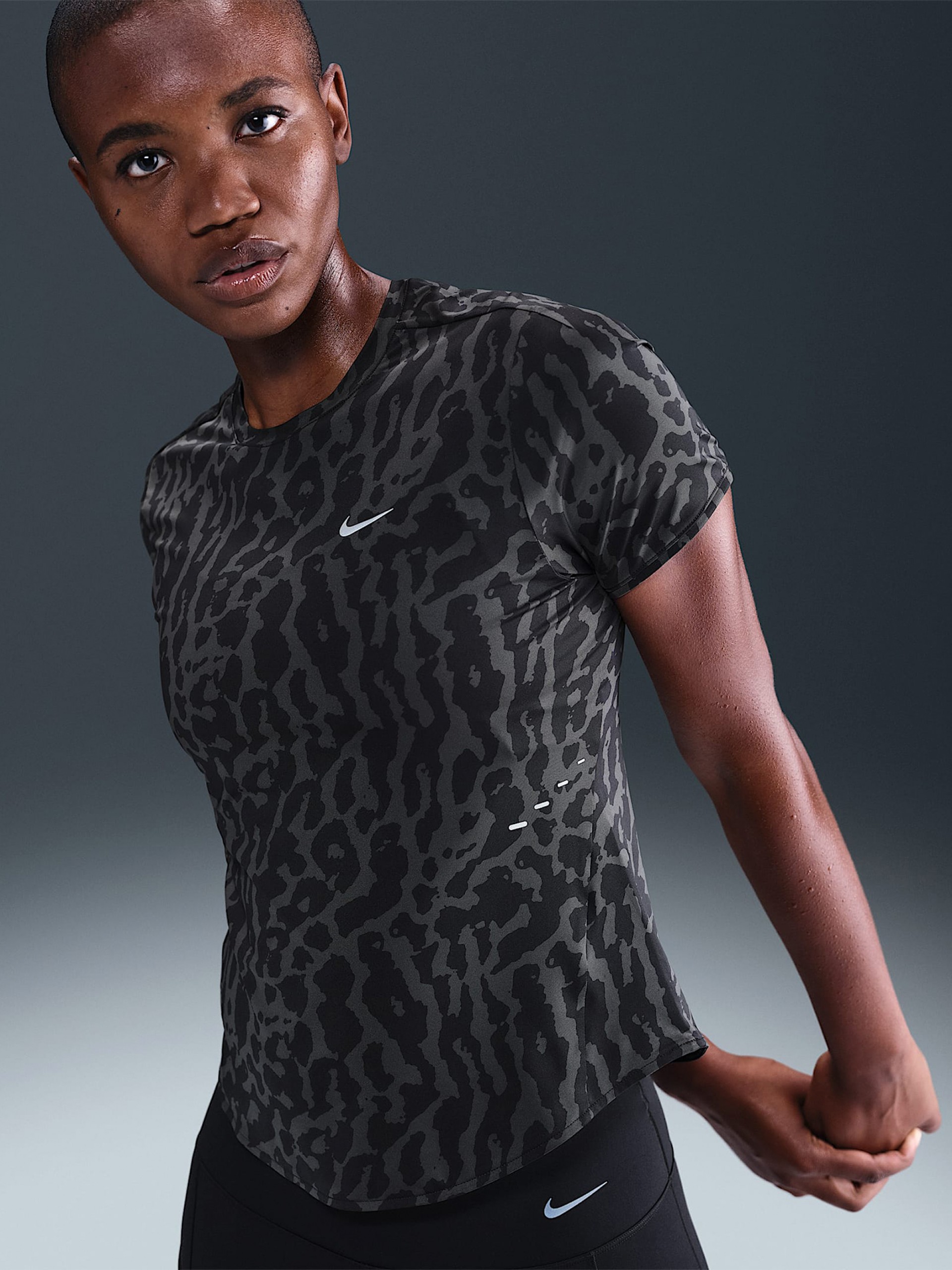 Camiseta de Running Nike Swift Dri-FIT Estampado de Leopardo Negra Para Mujer