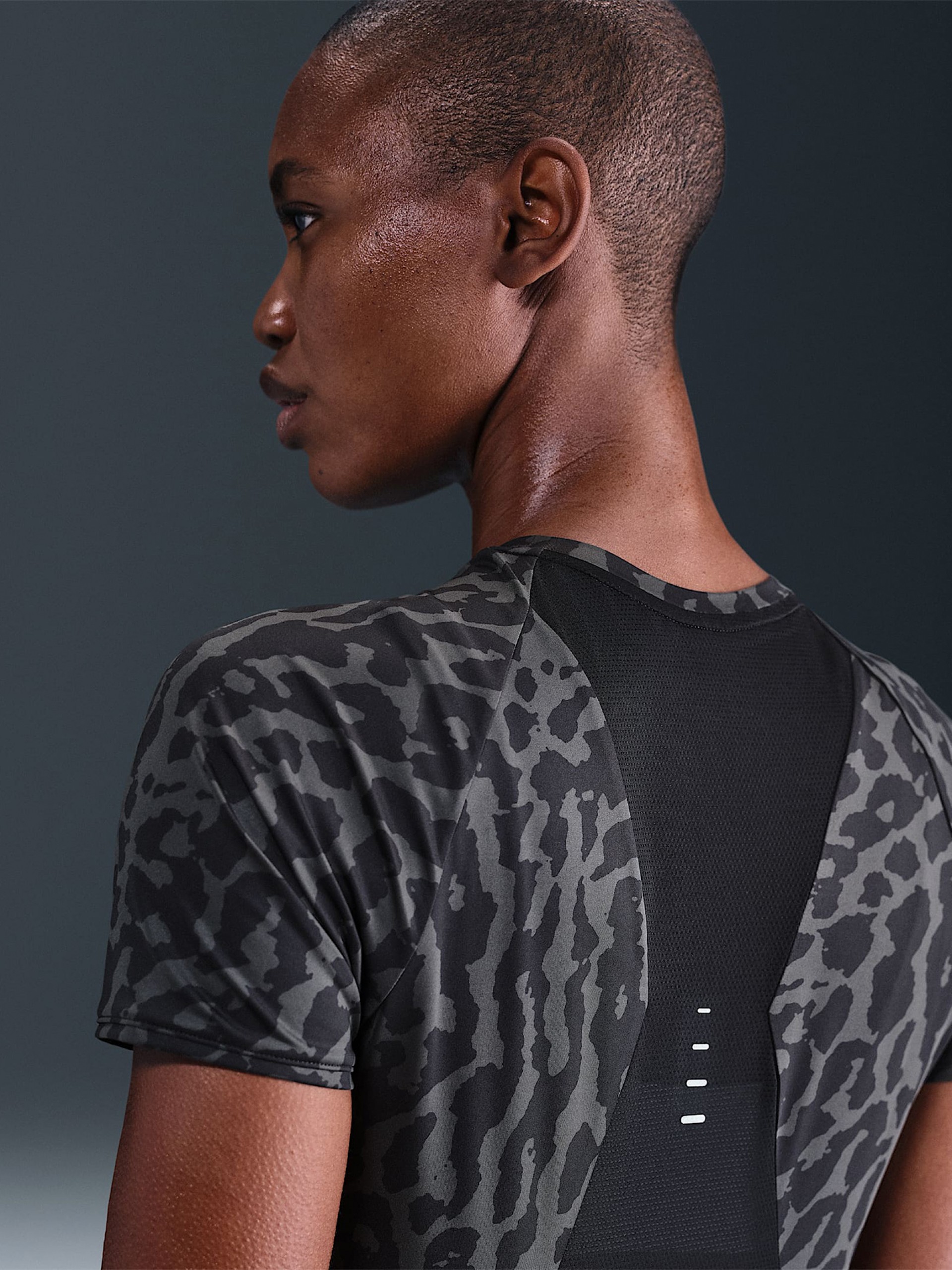 Camiseta de Running Nike Swift Dri-FIT Estampado de Leopardo Negra Para Mujer