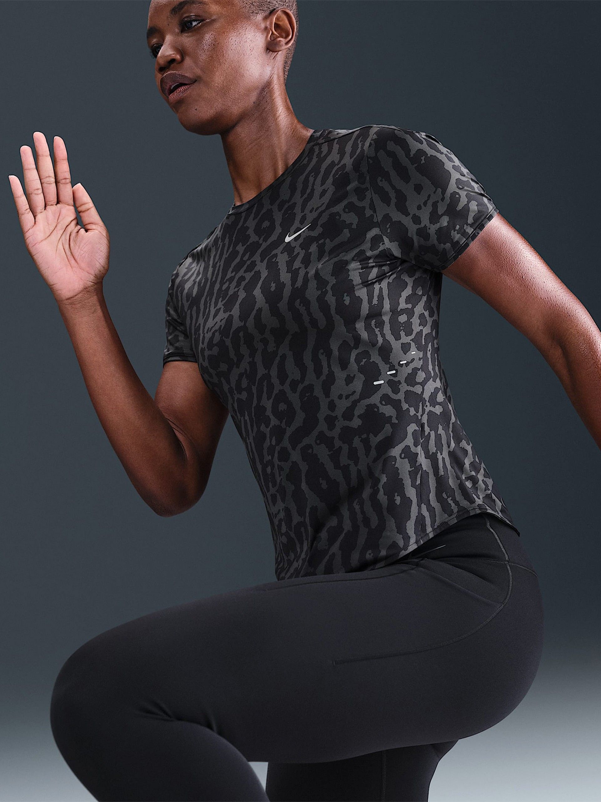 Camiseta de Running Nike Swift Dri-FIT Estampado de Leopardo Negra Para Mujer