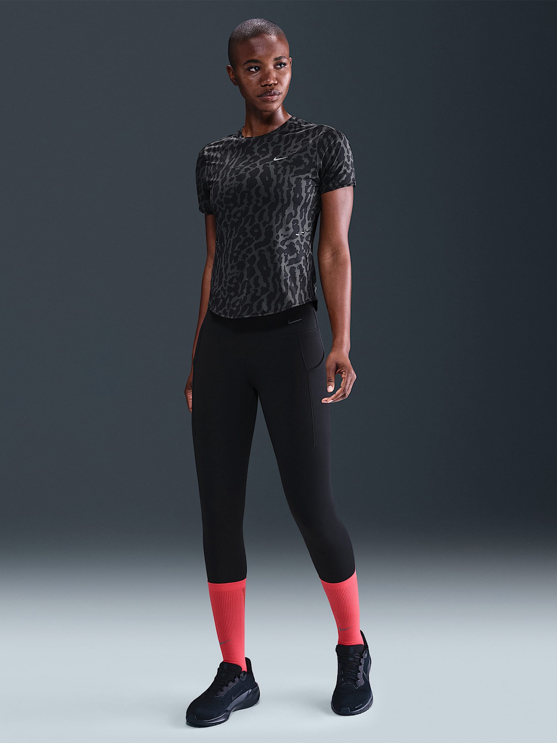 Camiseta de Running Nike Swift Dri-FIT Estampado de Leopardo Negra Para Mujer