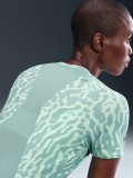 Camiseta de Running Nike Swift Dri-FIT Estampado de Leopardo Verde Para Mujer