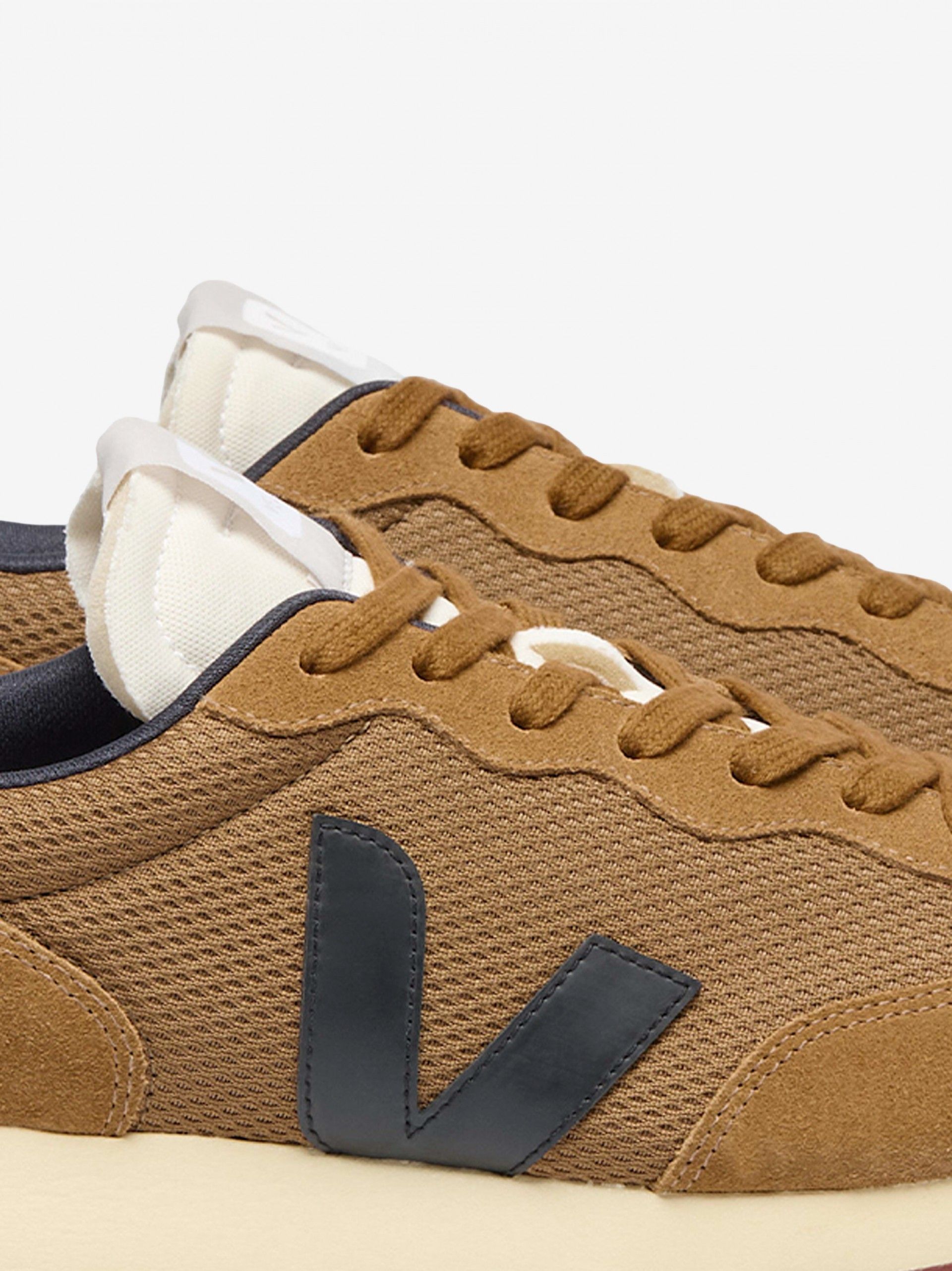 Sapatilhas Veja Rio Branco II Alveomesh Camel e Pretas