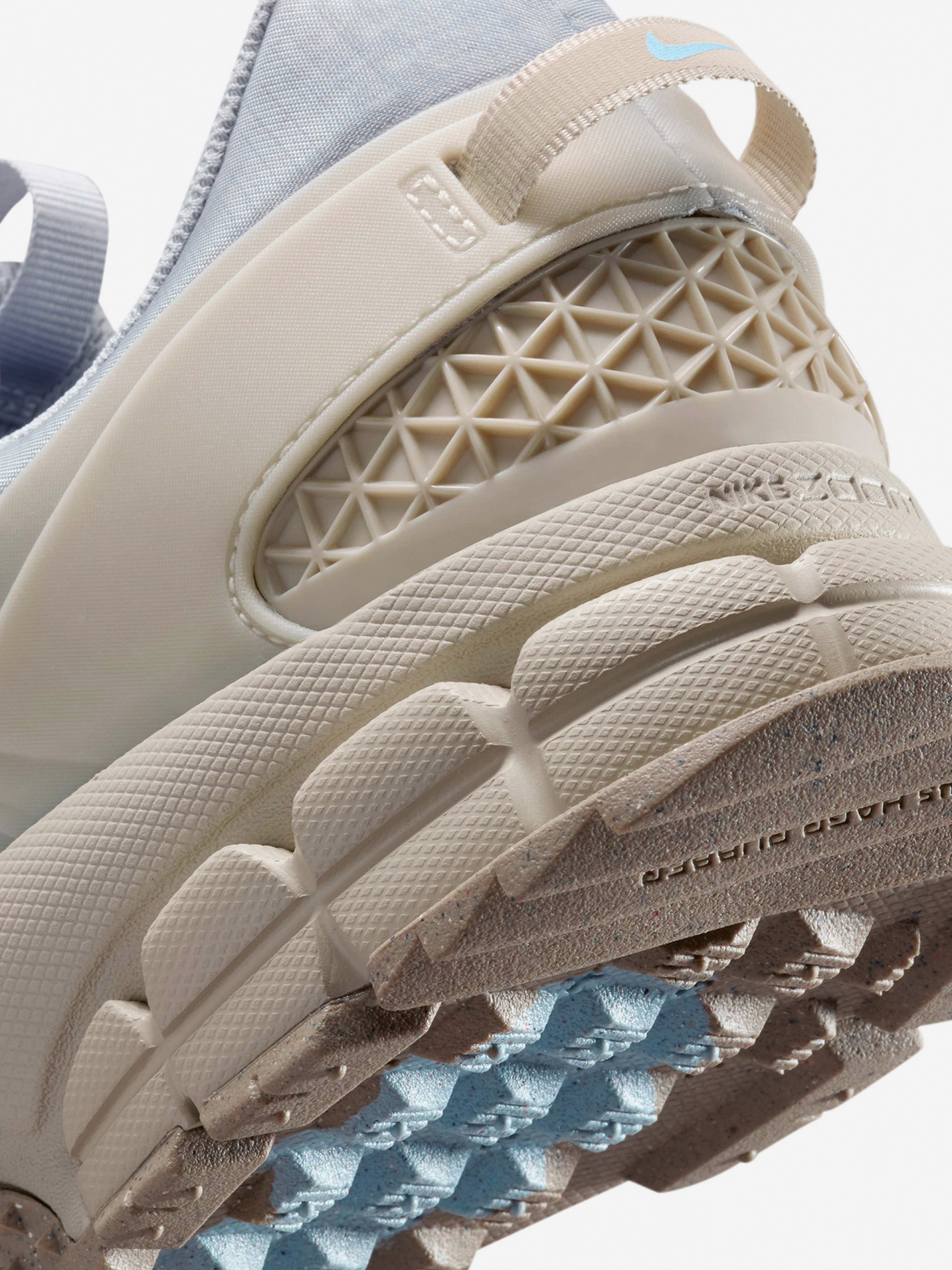 Zapatillas Nike Zoom Vomero Roam Grises y Beige Para Hombre