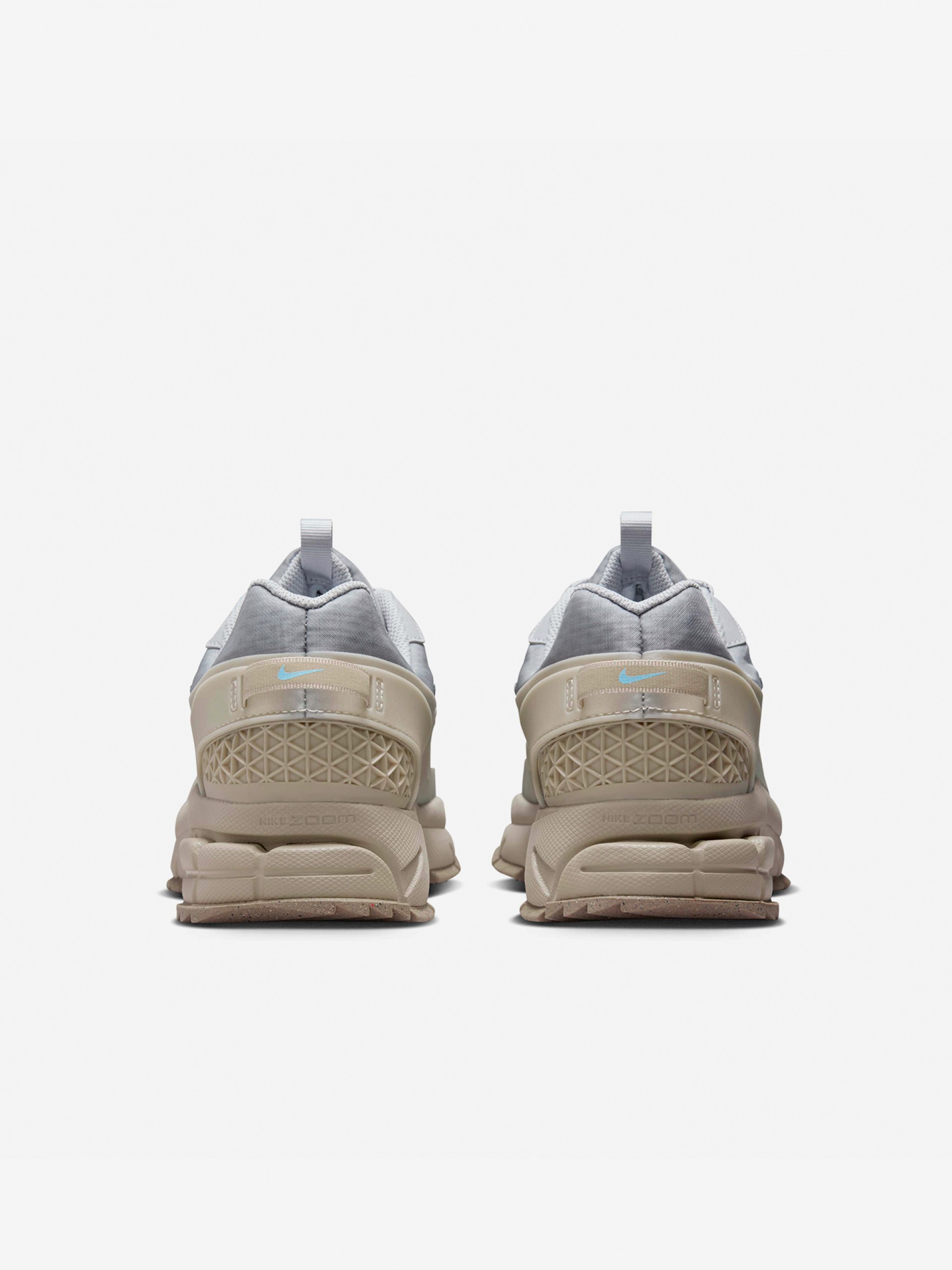 Zapatillas Nike Zoom Vomero Roam Grises y Beige Para Hombre