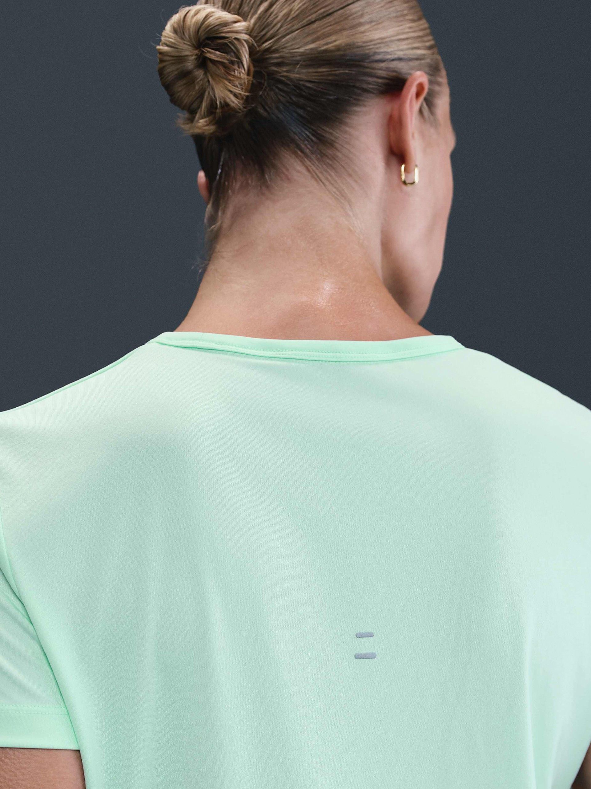 Camiseta de Running Nike Tempo Swoosh Run Verde Para Mujer