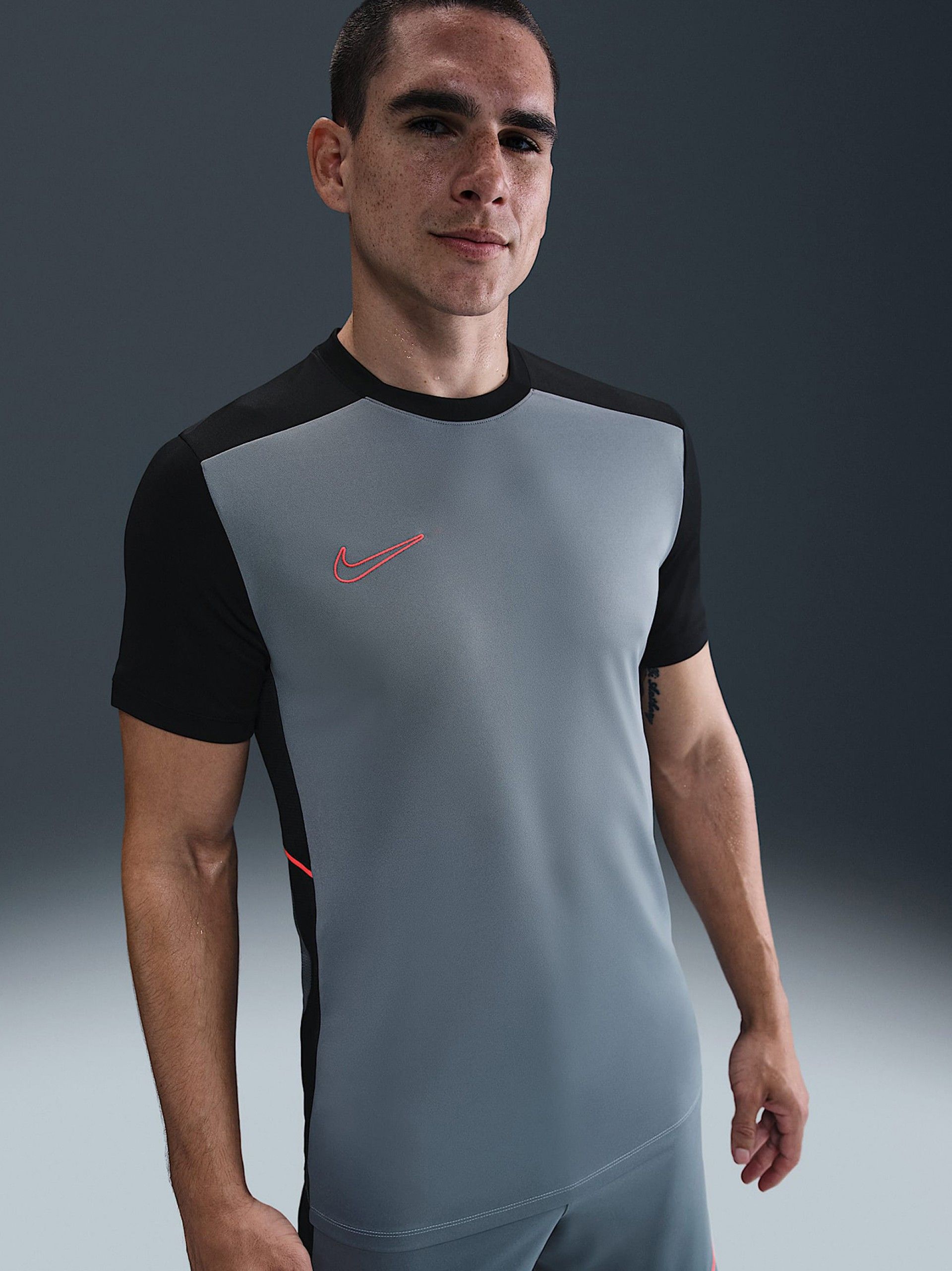 Camiseta de Fútbol Nike Academy Dri-FIT Gris y Negra Para Hombre