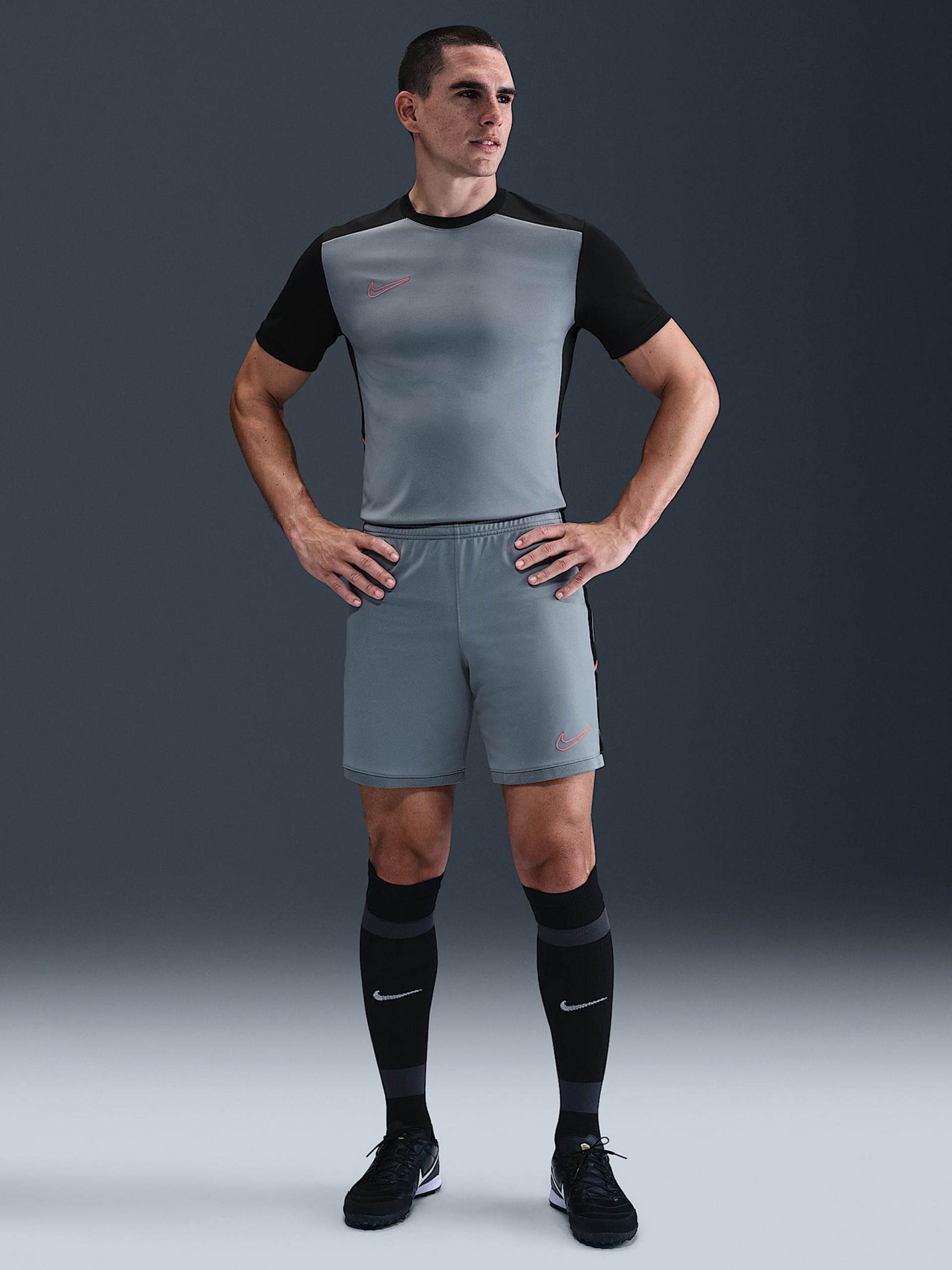 T-shirt de Futebol Nike Academy Dri-FIT Cinzenta e Preta Para Homem