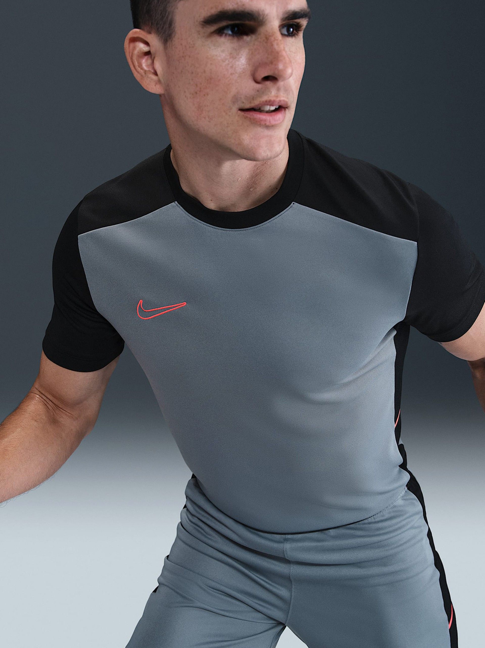 T-shirt de Futebol Nike Academy Dri-FIT Cinzenta e Preta Para Homem