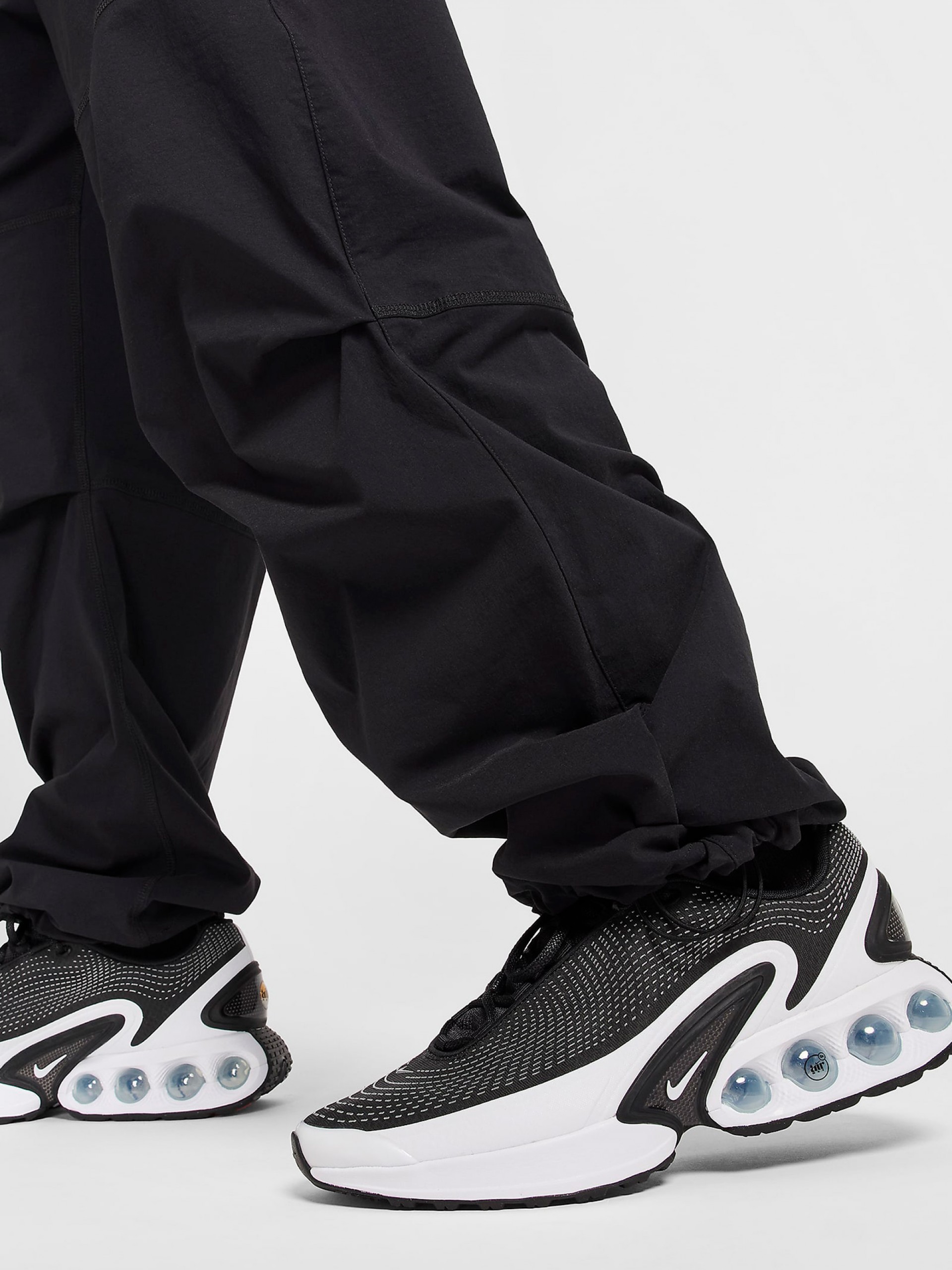 Calças Nike Tech Woven Oversized Pretas Para Homem