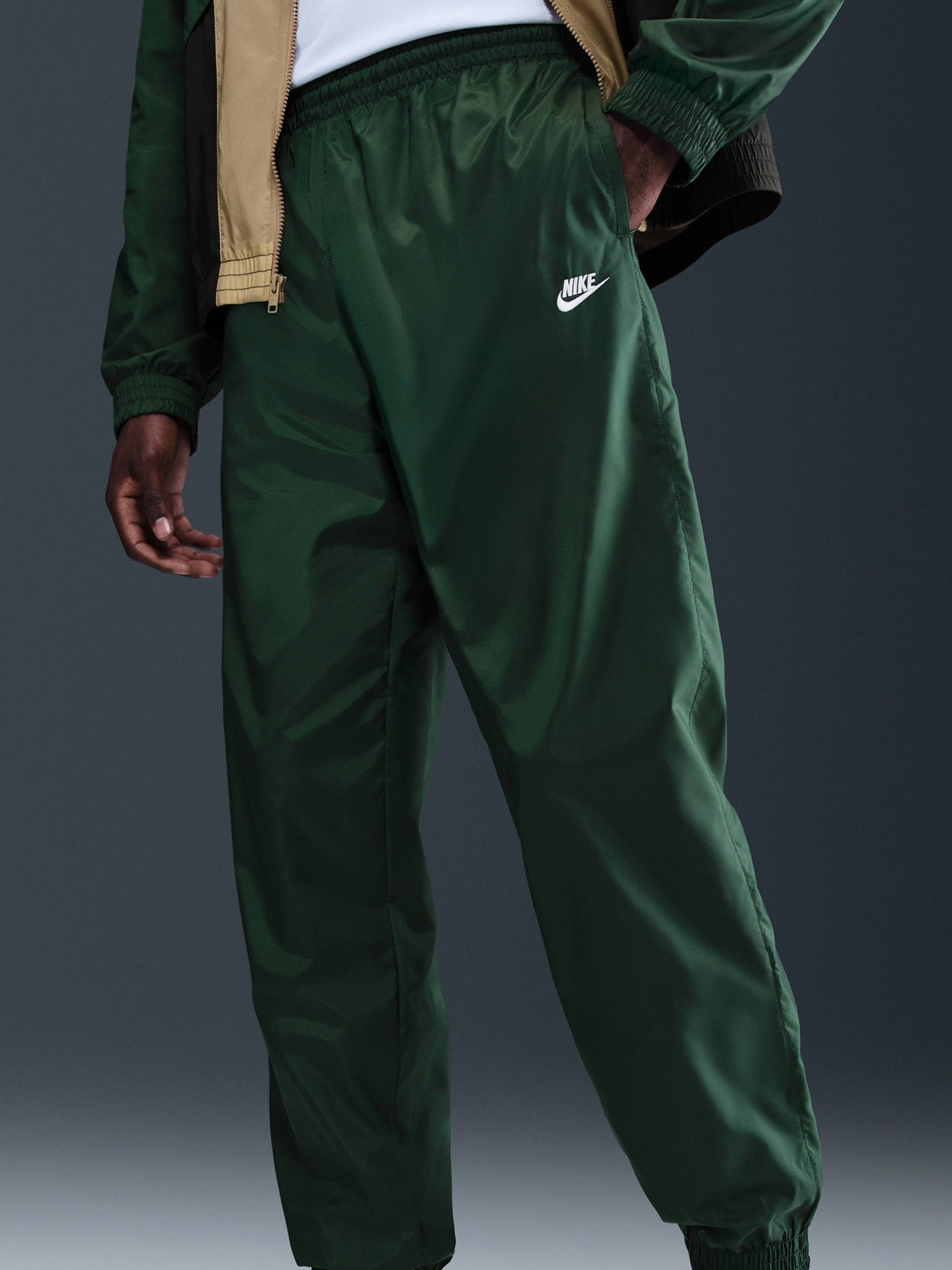 Chándal Nike Club Woven Verde y Beige Para Hombre