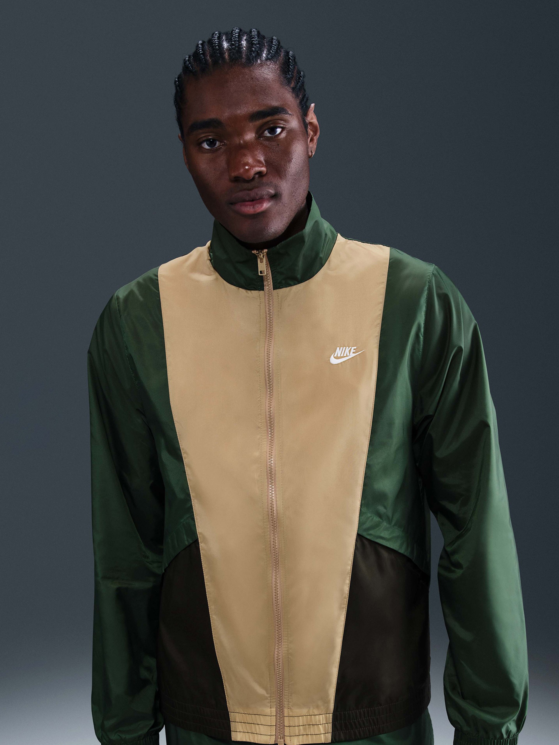 Chándal Nike Club Woven Verde y Beige Para Hombre