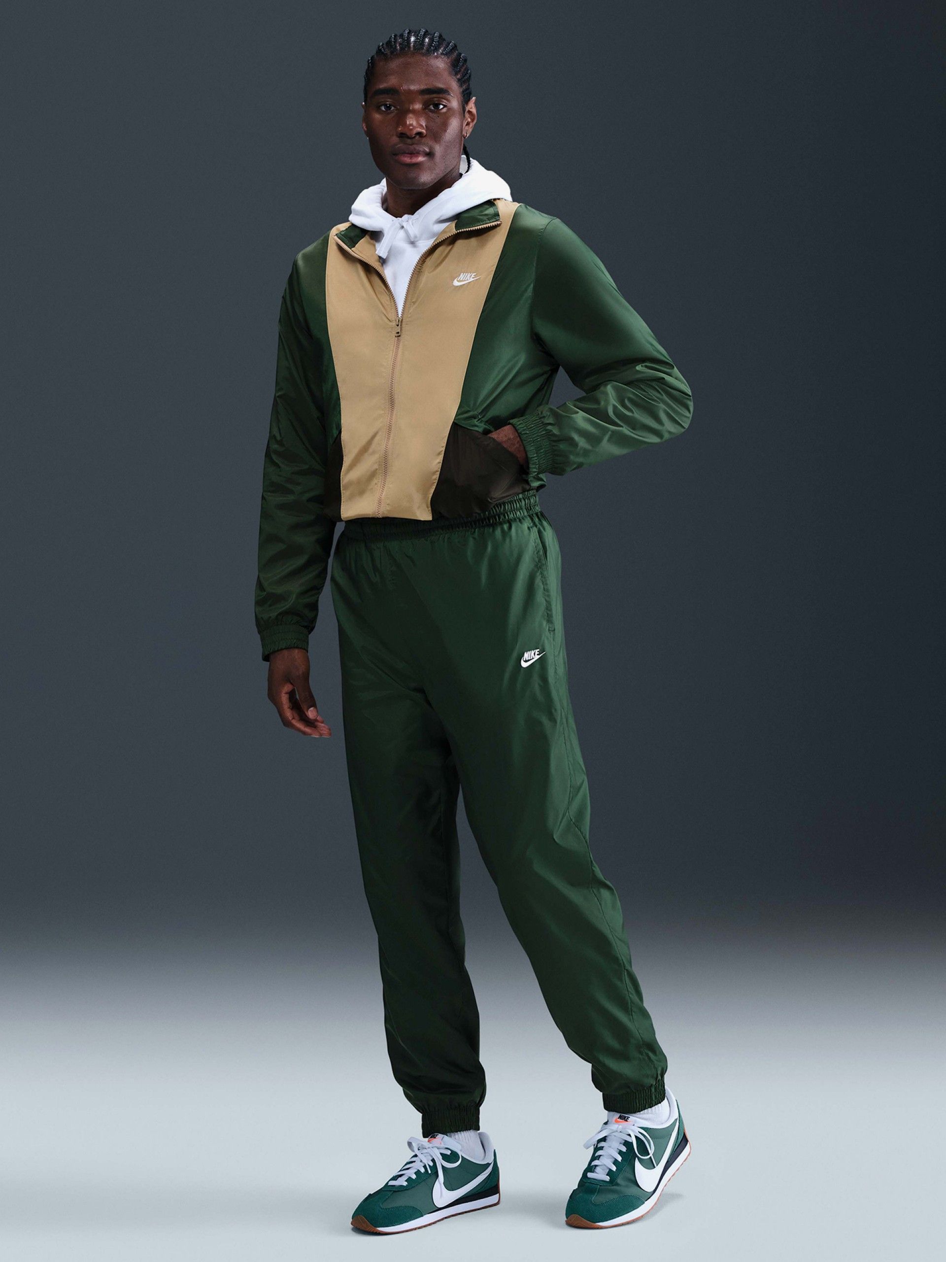 Chándal Nike Club Woven Verde y Beige Para Hombre