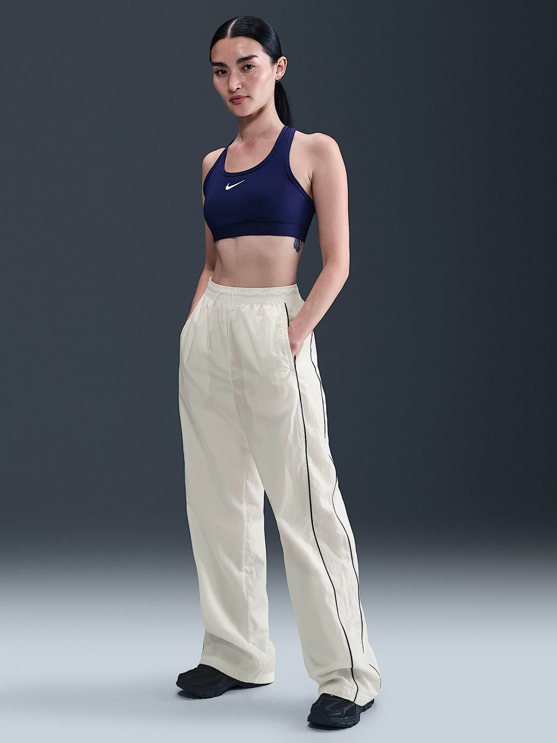 Calças Nike Windrunner Woven High Rise Brancas e Pretas Para Mulher