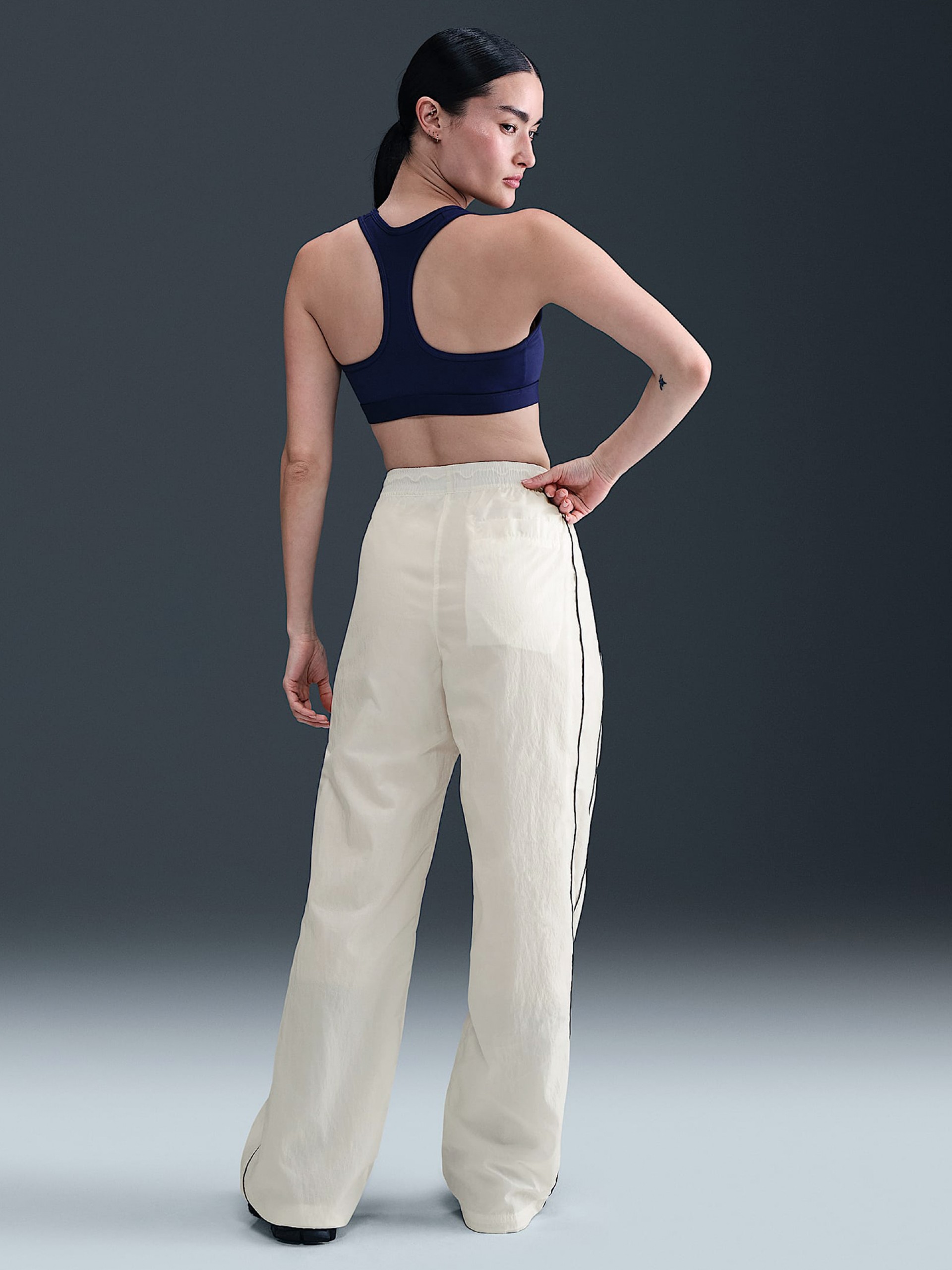 Calças Nike Windrunner Woven High Rise Brancas e Pretas Para Mulher