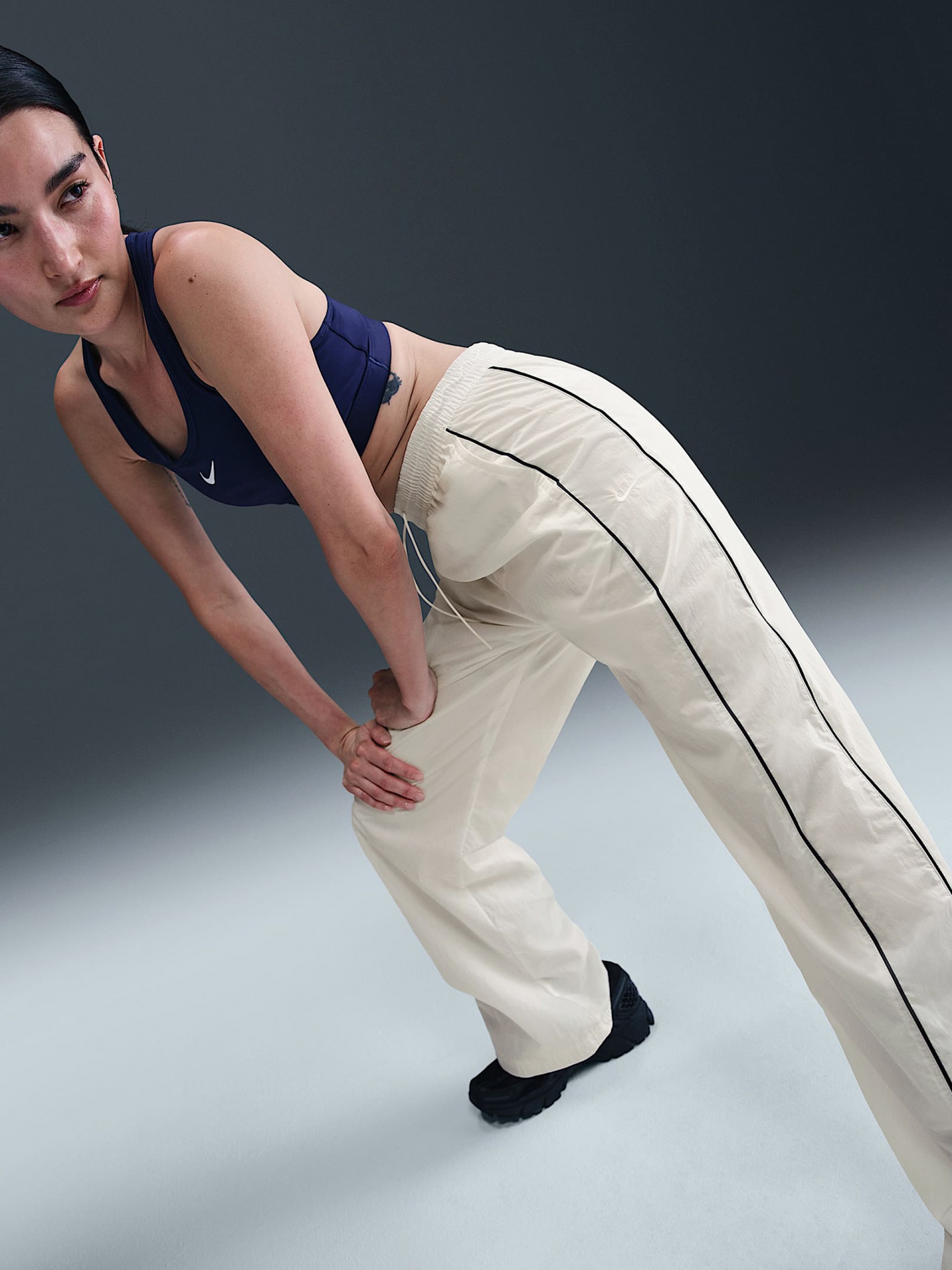Calças Nike Windrunner Woven High Rise Brancas e Pretas Para Mulher